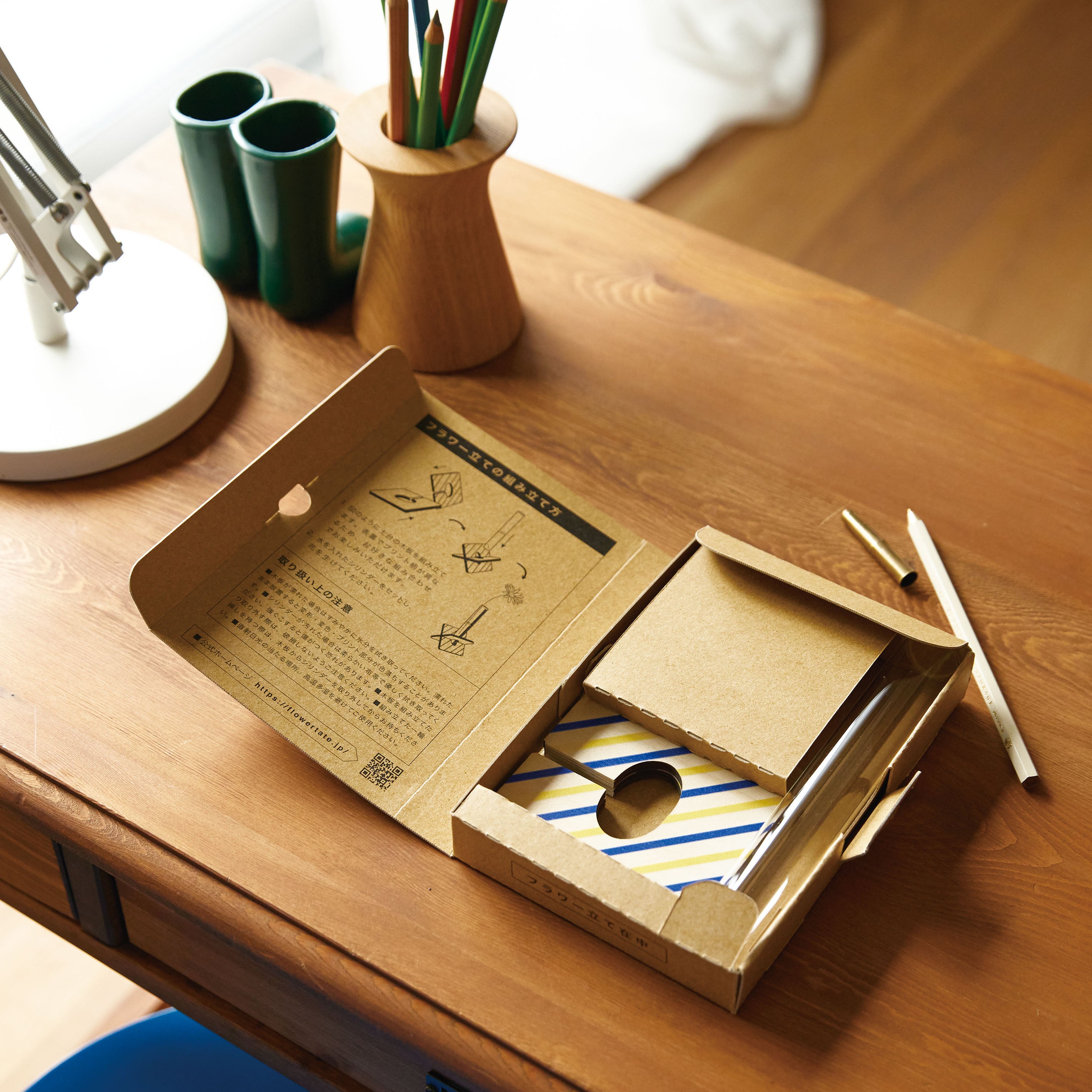 リモートワークのお供におすすめ!使って収納、文具のような一輪挿し花瓶【フラワー立て】