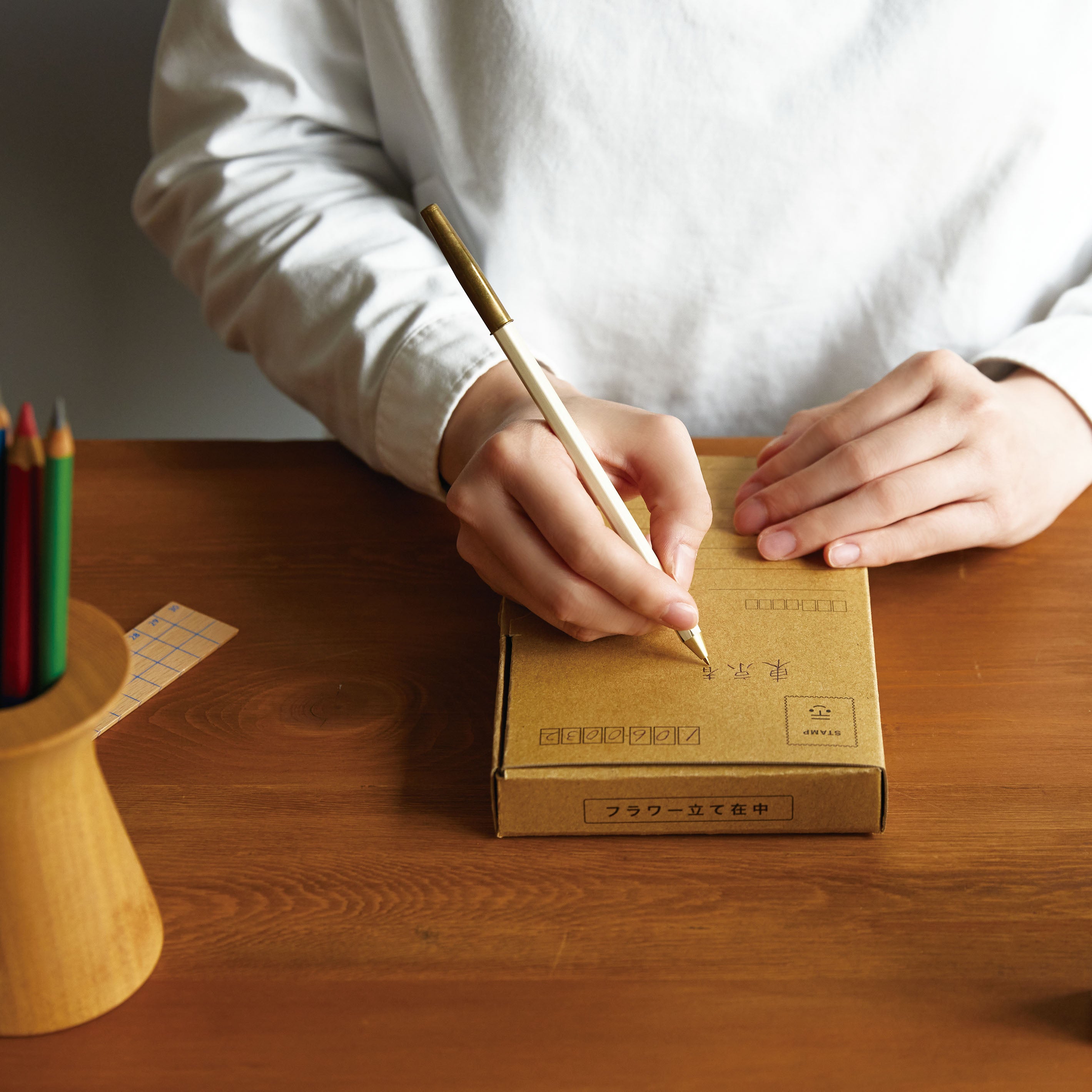 リモートワークのお供におすすめ!使って収納、文具のような一輪挿し花瓶【フラワー立て】