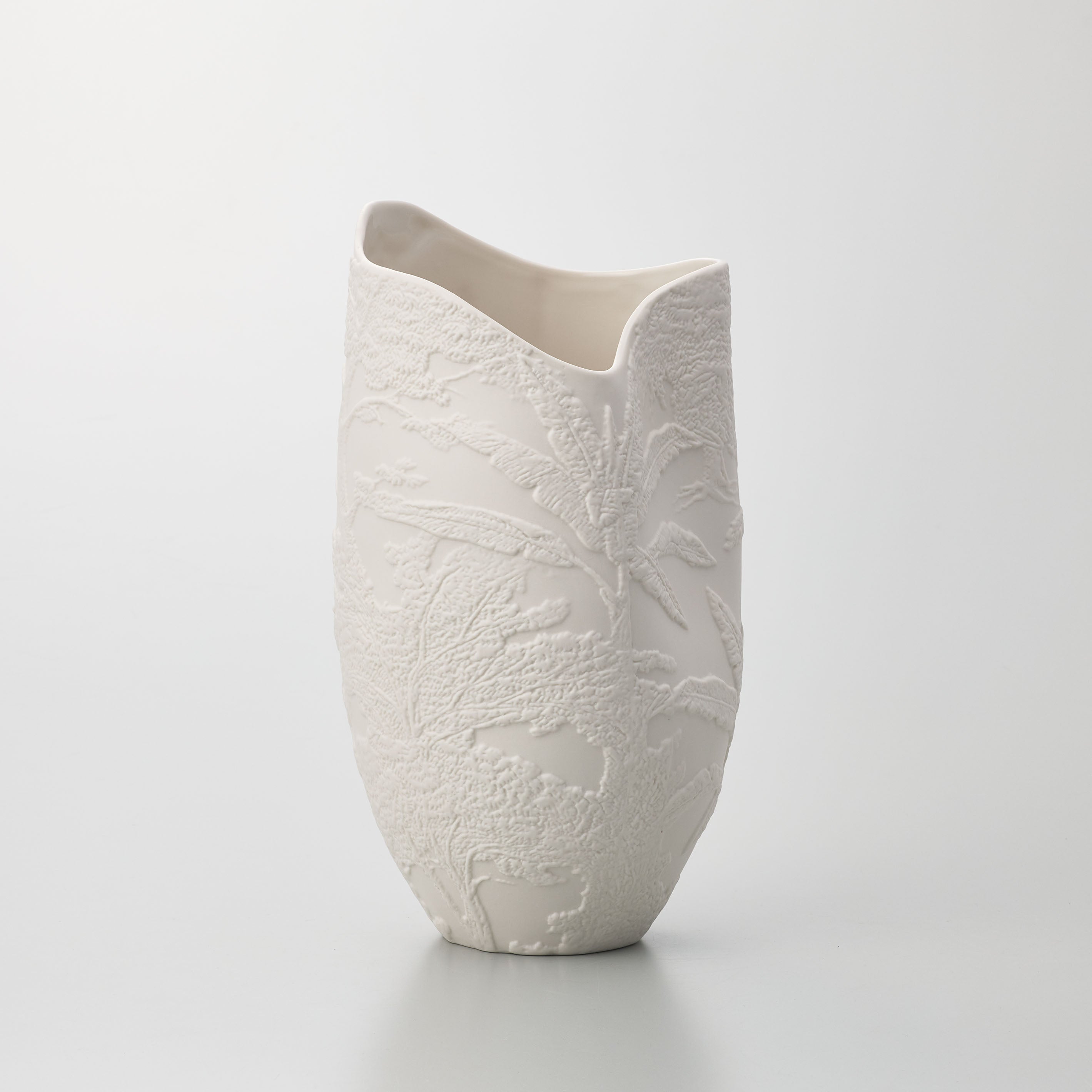 繊細なボタニカル柄が美しいマットホワイトのフラワーベース【 l'herbe - ル エルベ 】