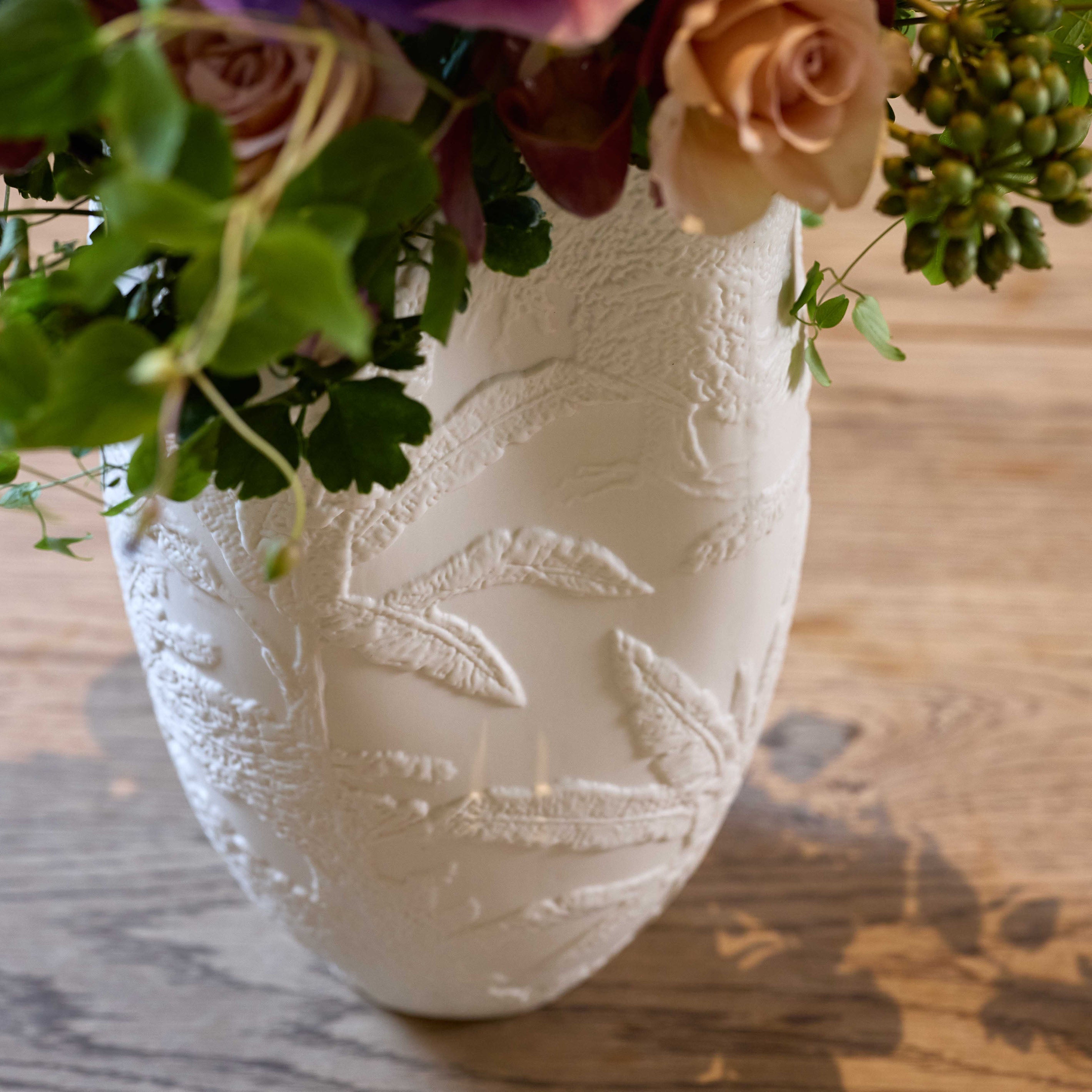 繊細なボタニカル柄が美しいマットホワイトのフラワーベース【 l'herbe - ル エルベ 】