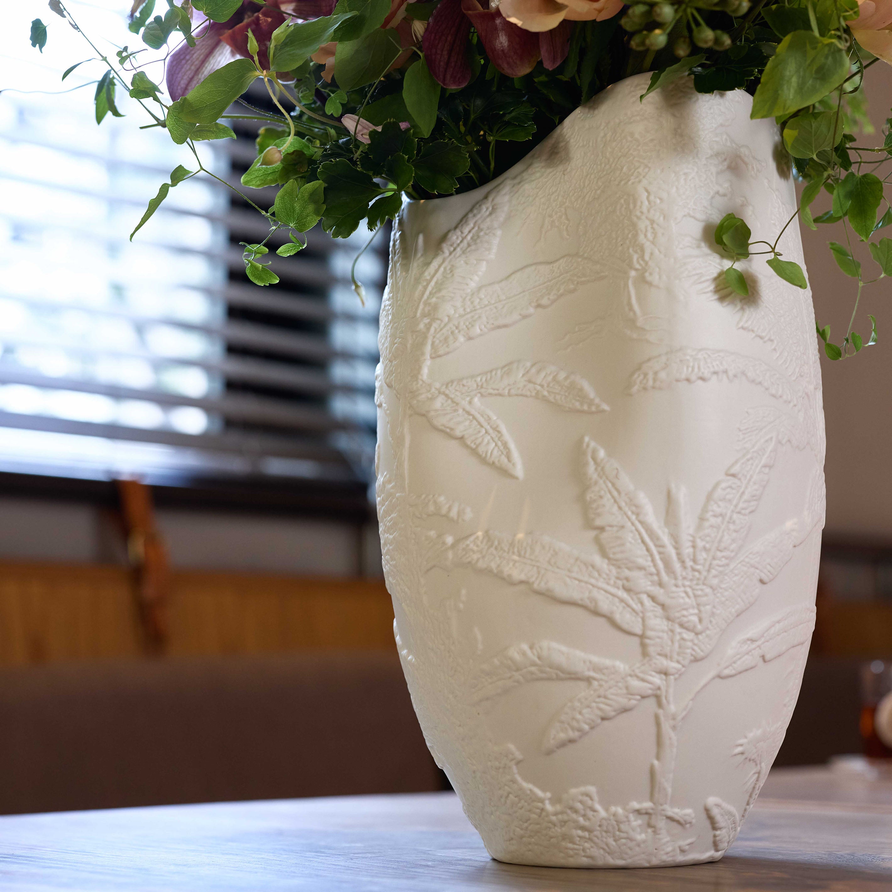 繊細なボタニカル柄が美しいマットホワイトのフラワーベース【 l'herbe - ル エルベ 】