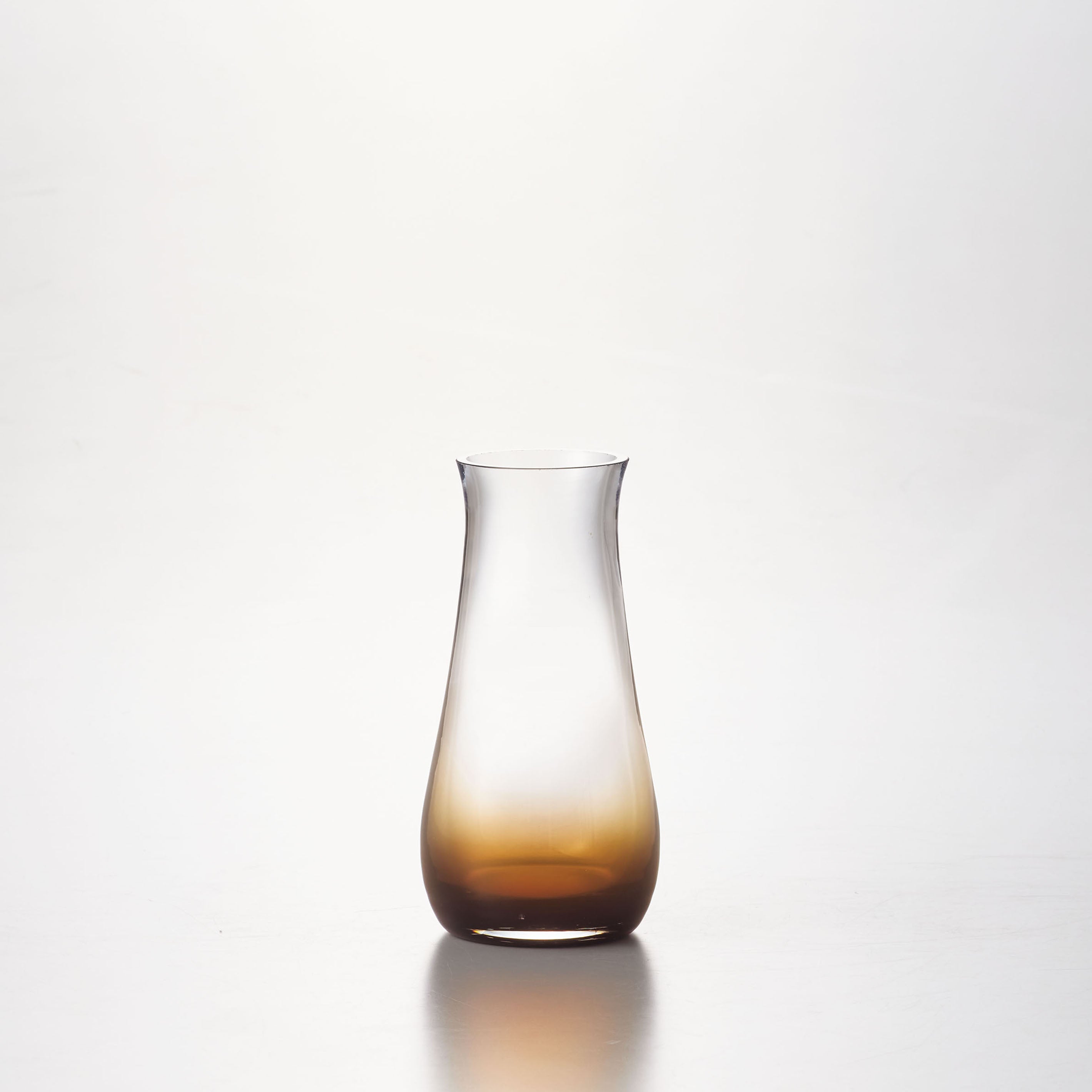 シンプルで機能的な、透明・茶色のグラデーションカラーが魅力のガラスの花瓶【mazzo - マッツォ】トールタイプ