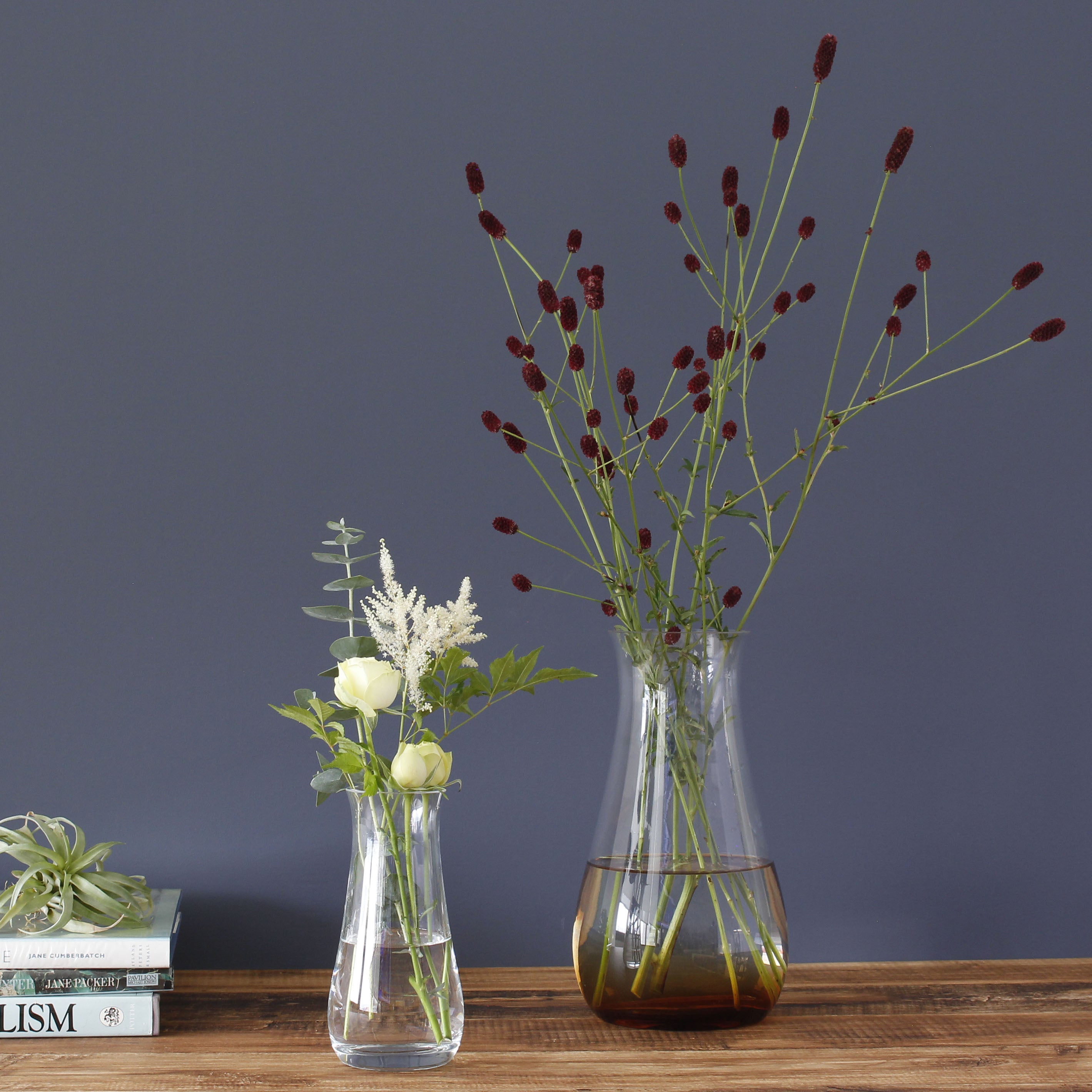 シンプルで機能的な、透明・茶色のグラデーションカラーが魅力のガラスの花瓶【mazzo - マッツォ】トールタイプ