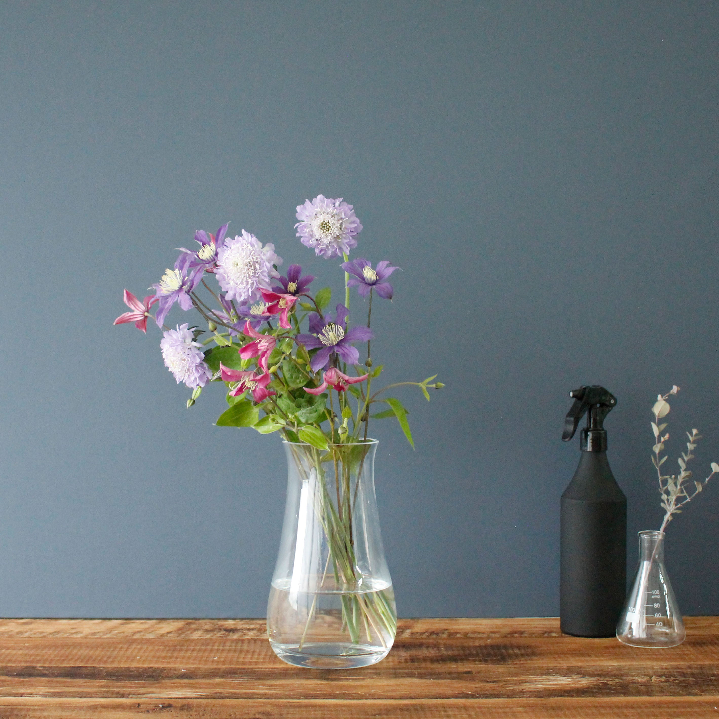 シンプルで機能的な、透明・茶色のグラデーションカラーが魅力のガラスの花瓶【mazzo - マッツォ】トールタイプ