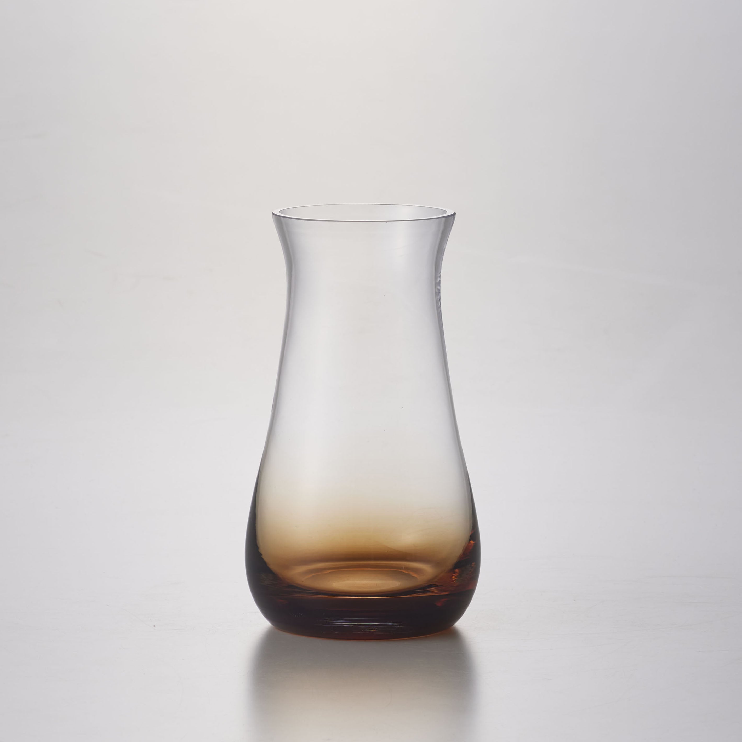 シンプルで機能的な、透明・茶色のグラデーションカラーが魅力のガラスの花瓶【mazzo - マッツォ】トールタイプ