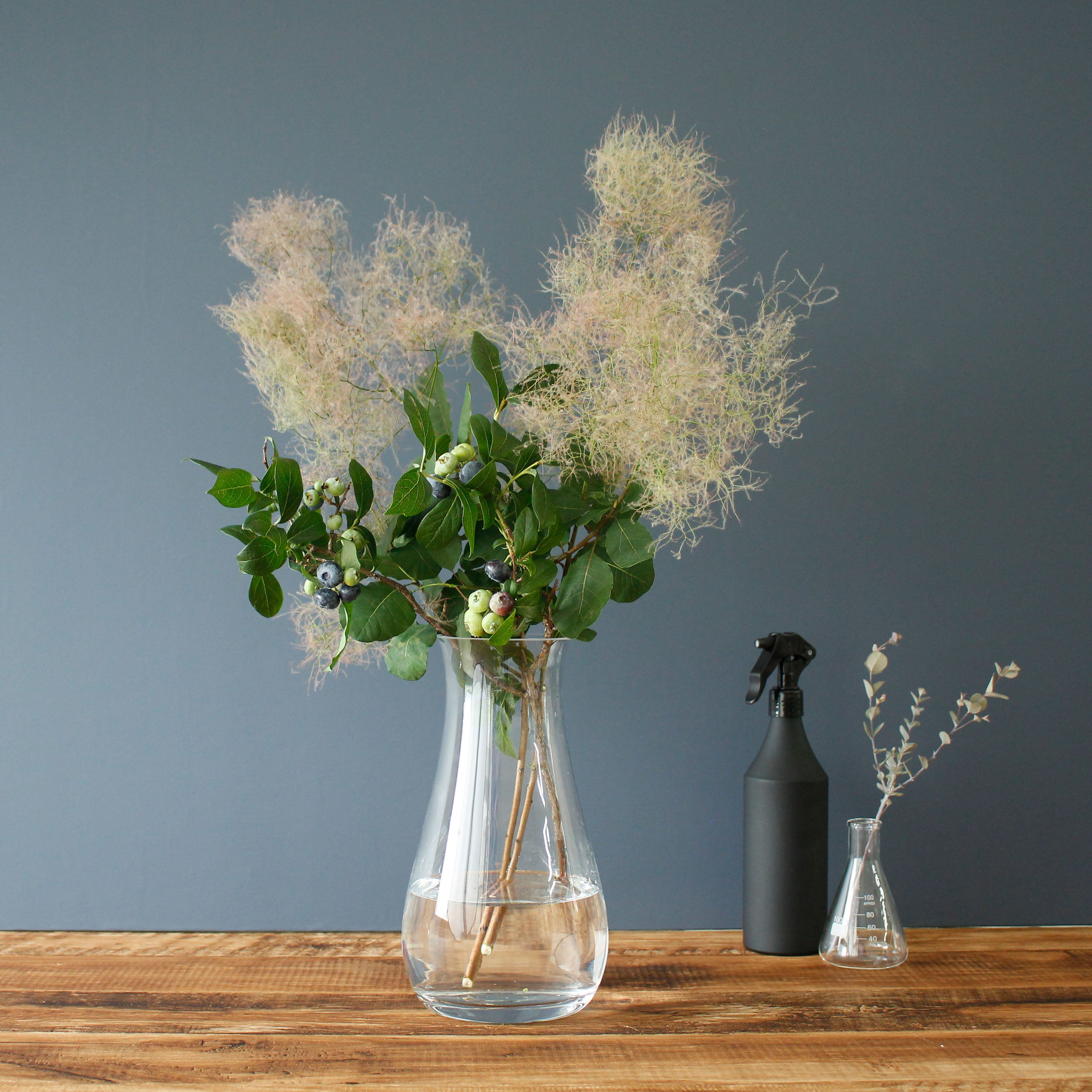 シンプルで機能的な、透明・茶色のグラデーションカラーが魅力のガラスの花瓶【mazzo - マッツォ】トールタイプ