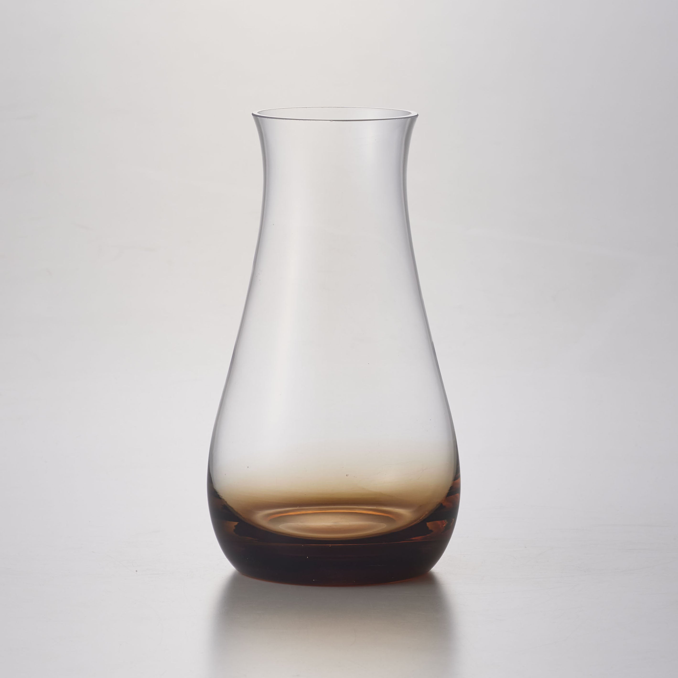 シンプルで機能的な、透明・茶色のグラデーションカラーが魅力のガラスの花瓶【mazzo - マッツォ】トールタイプ