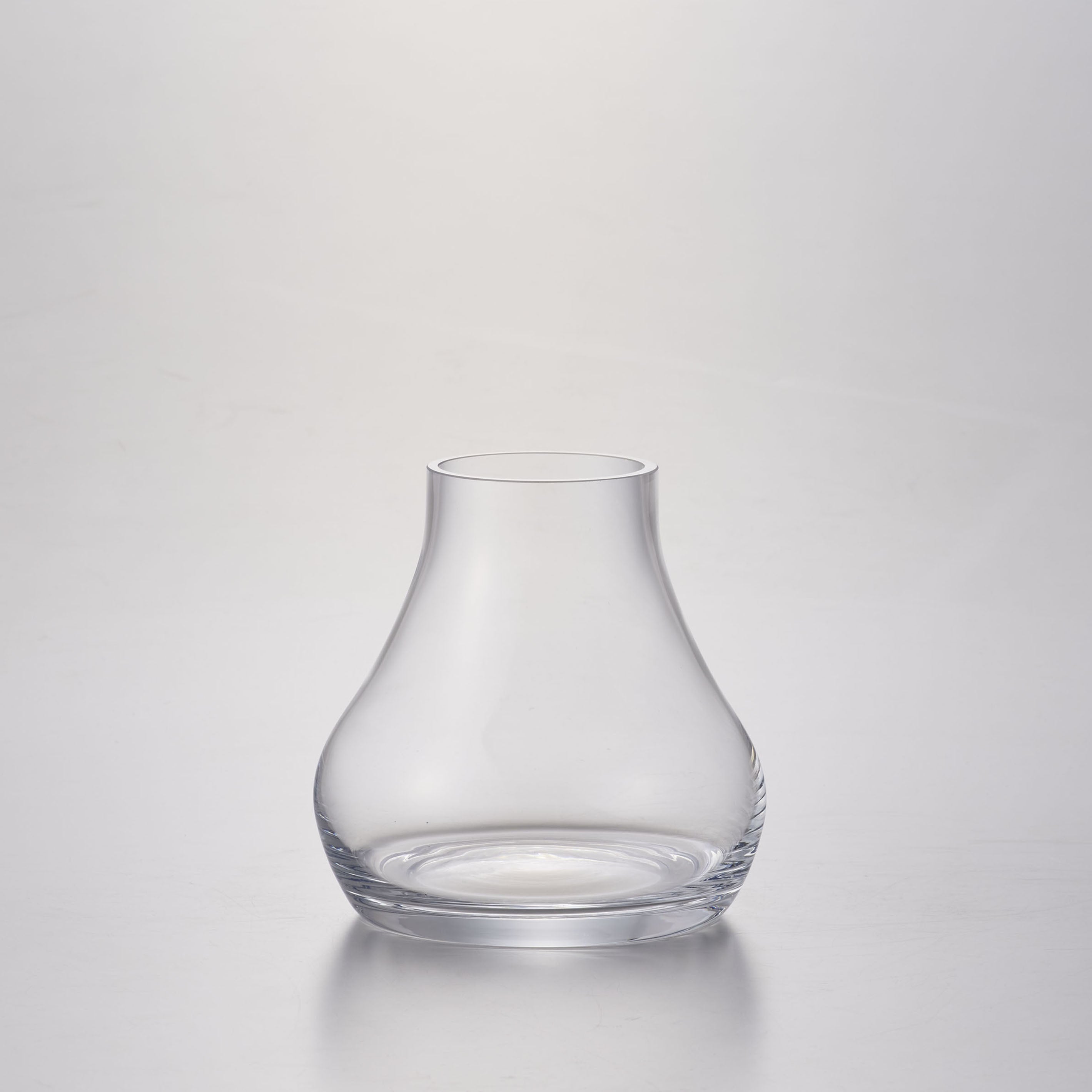 シンプルで機能的な、透明・茶色のグラデーションカラーが魅力のガラスの花瓶【mazzo - マッツォ】