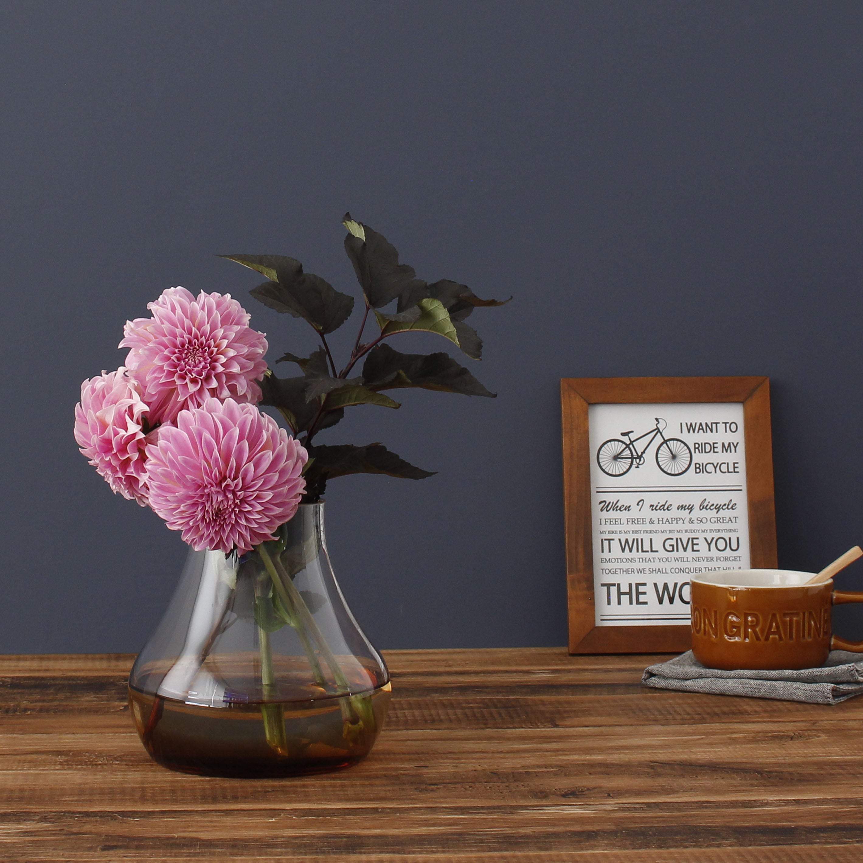 シンプルで機能的な、透明・茶色のグラデーションカラーが魅力のガラスの花瓶【mazzo - マッツォ】