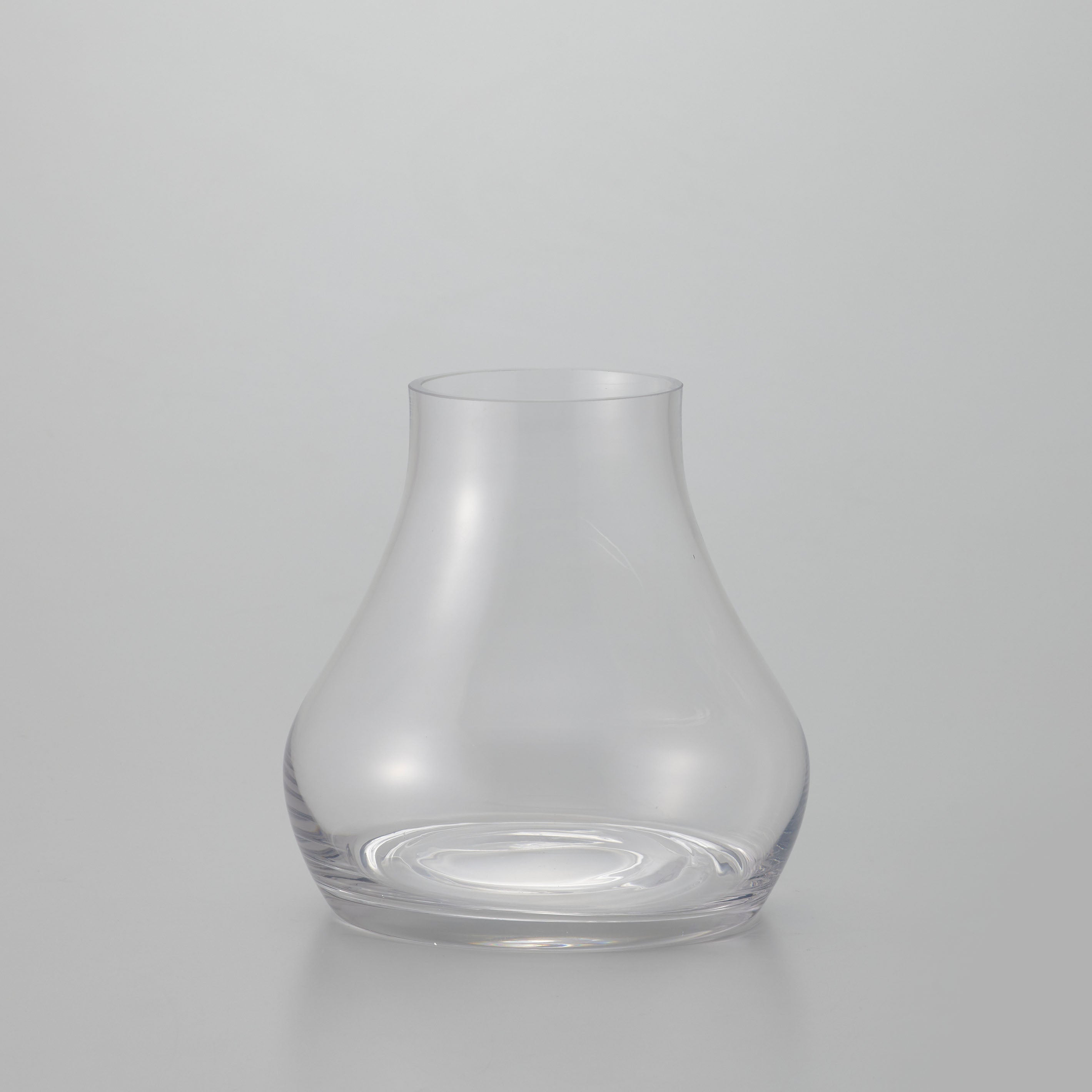 シンプルで機能的な、透明・茶色のグラデーションカラーが魅力のガラスの花瓶【mazzo - マッツォ】