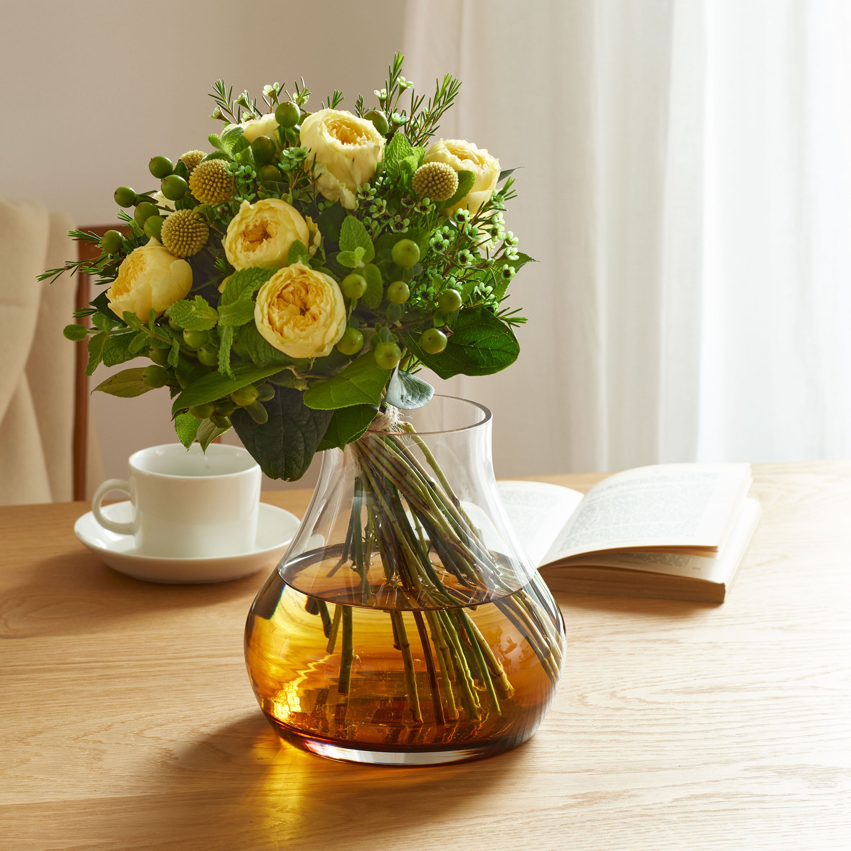 シンプルで機能的な、透明・茶色のグラデーションカラーが魅力のガラスの花瓶【mazzo - マッツォ】