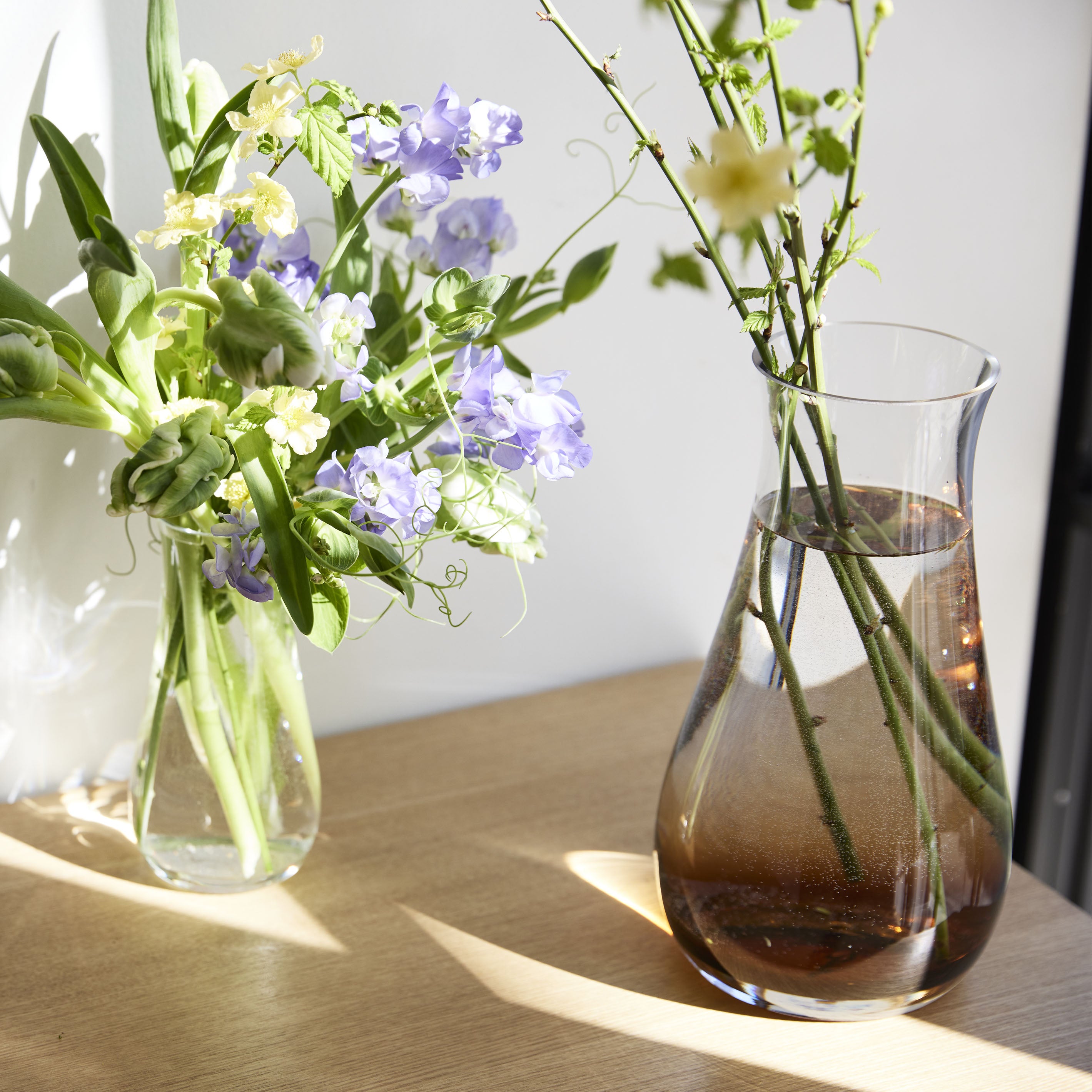 シンプルで機能的な、透明・茶色のグラデーションカラーが魅力のガラスの花瓶【mazzo - マッツォ】トールタイプ