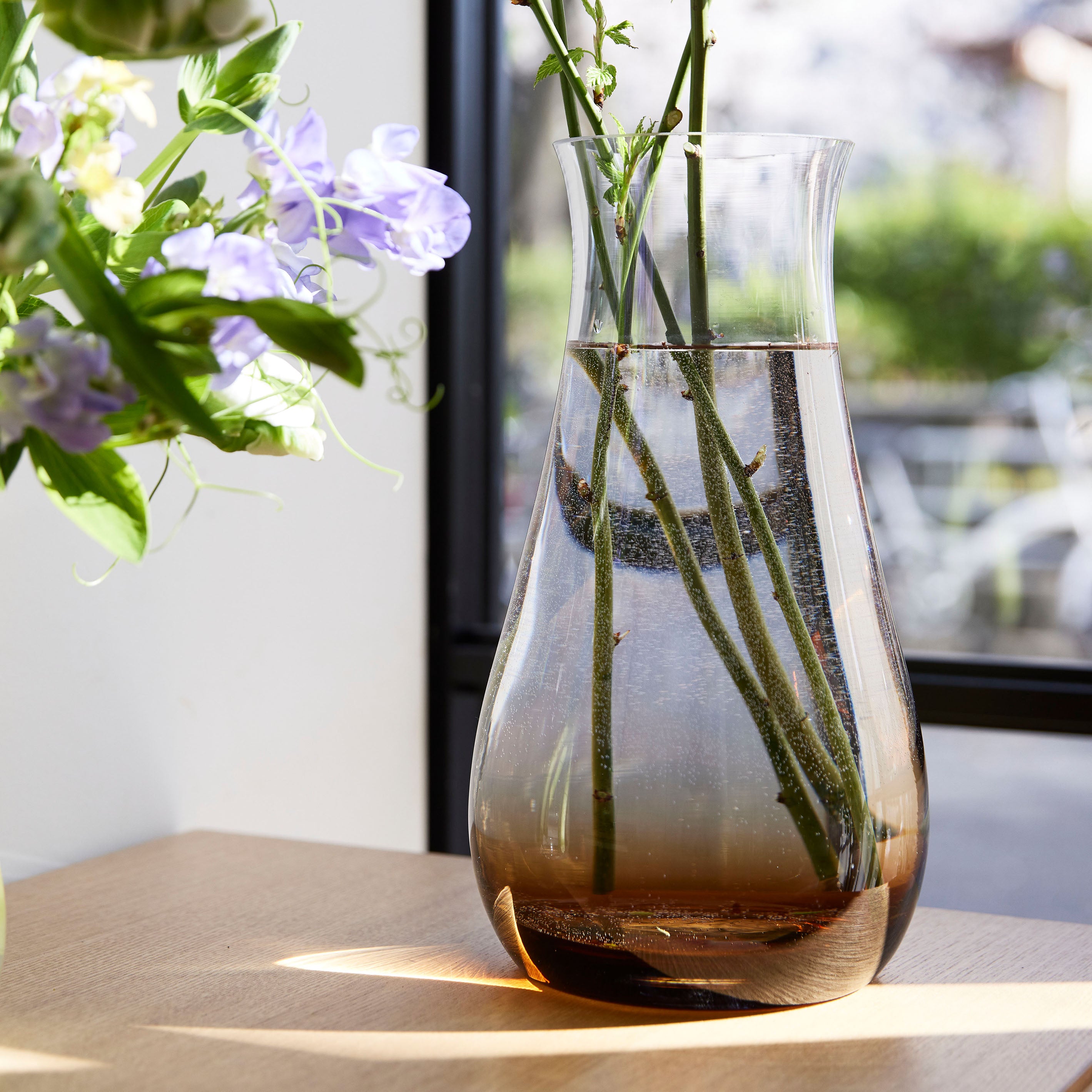 シンプルで機能的な、透明・茶色のグラデーションカラーが魅力のガラスの花瓶【mazzo - マッツォ】トールタイプ