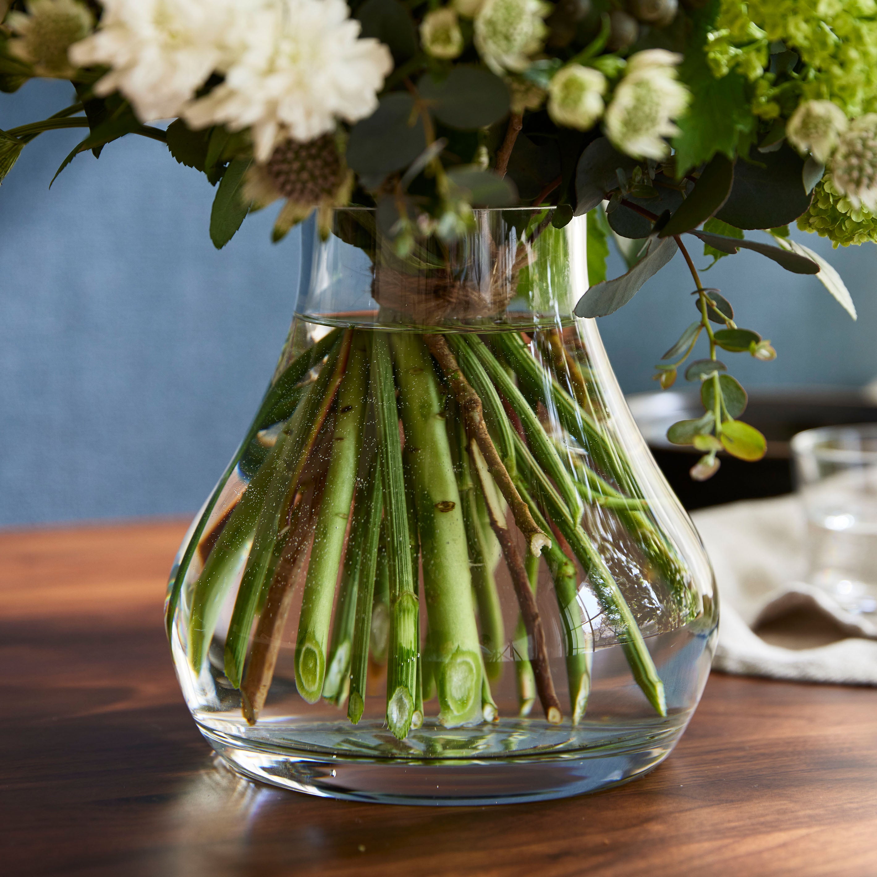 シンプルで機能的な、透明・茶色のグラデーションカラーが魅力のガラスの花瓶【mazzo - マッツォ】
