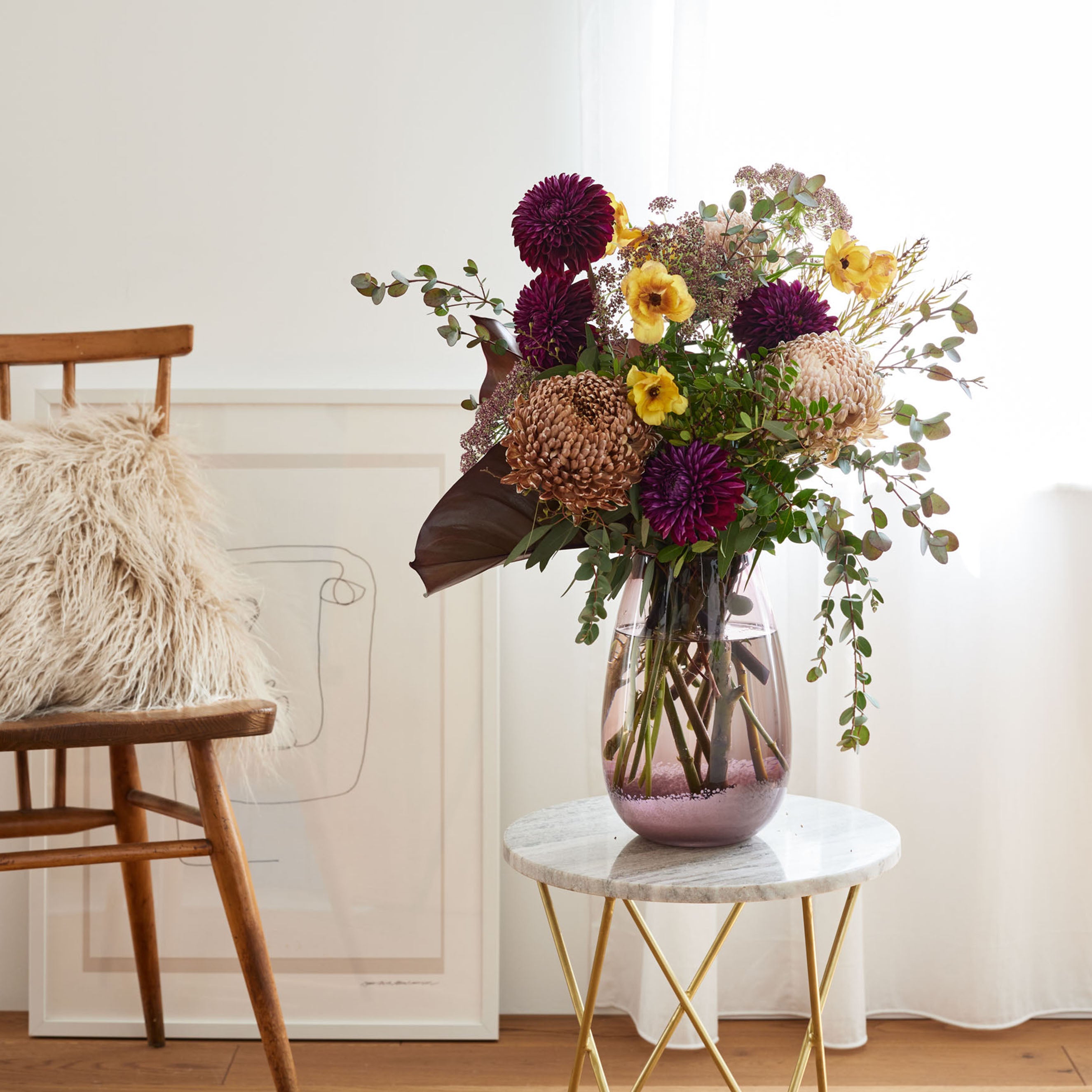 ぽってりとした丸いカタチと、ふんわり淡いカラーが魅力のガラスの花瓶【monter - モンテ】