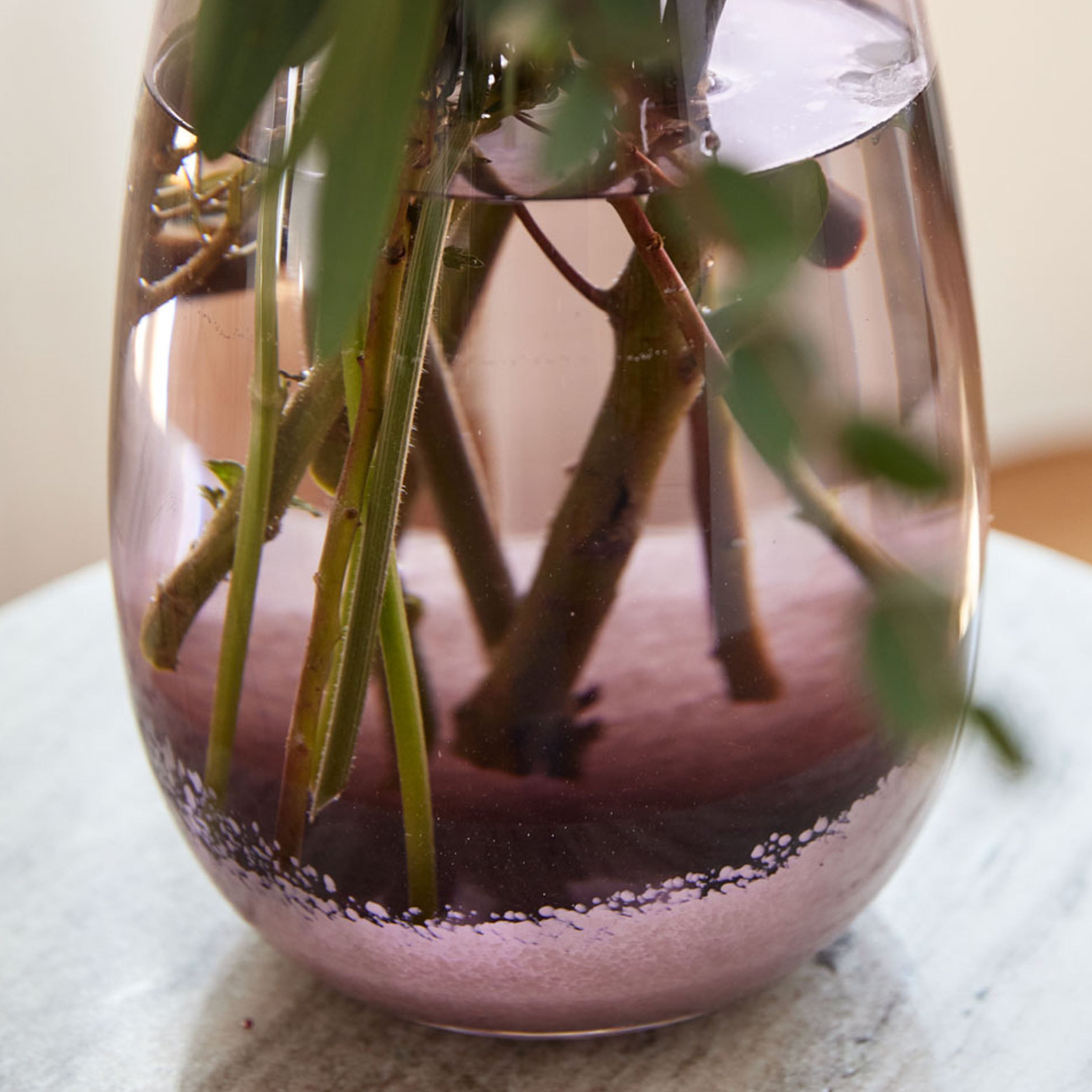ぽってりとした丸いカタチと、ふんわり淡いカラーが魅力のガラスの花瓶【monter - モンテ】
