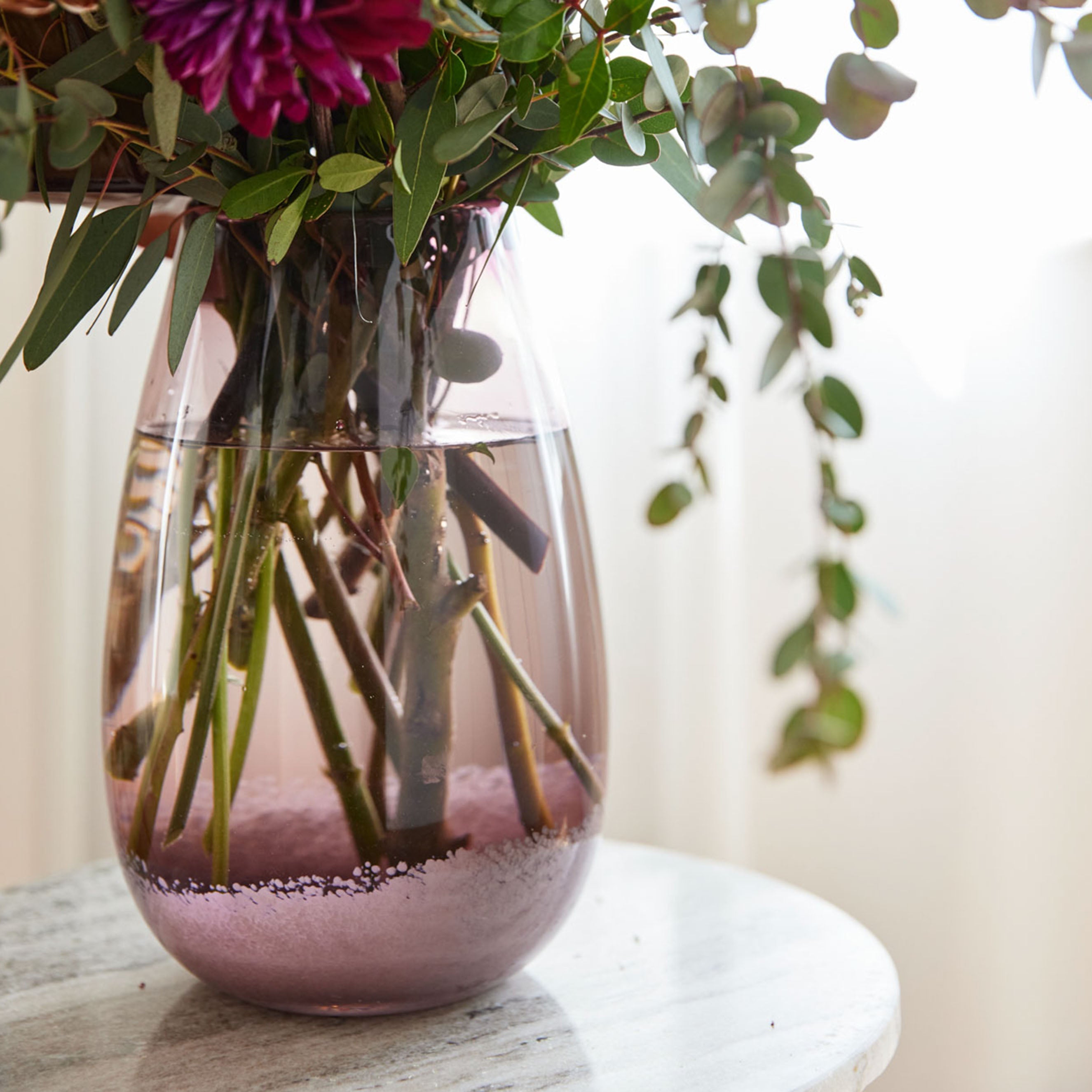 ぽってりとした丸いカタチと、ふんわり淡いカラーが魅力のガラスの花瓶【monter - モンテ】