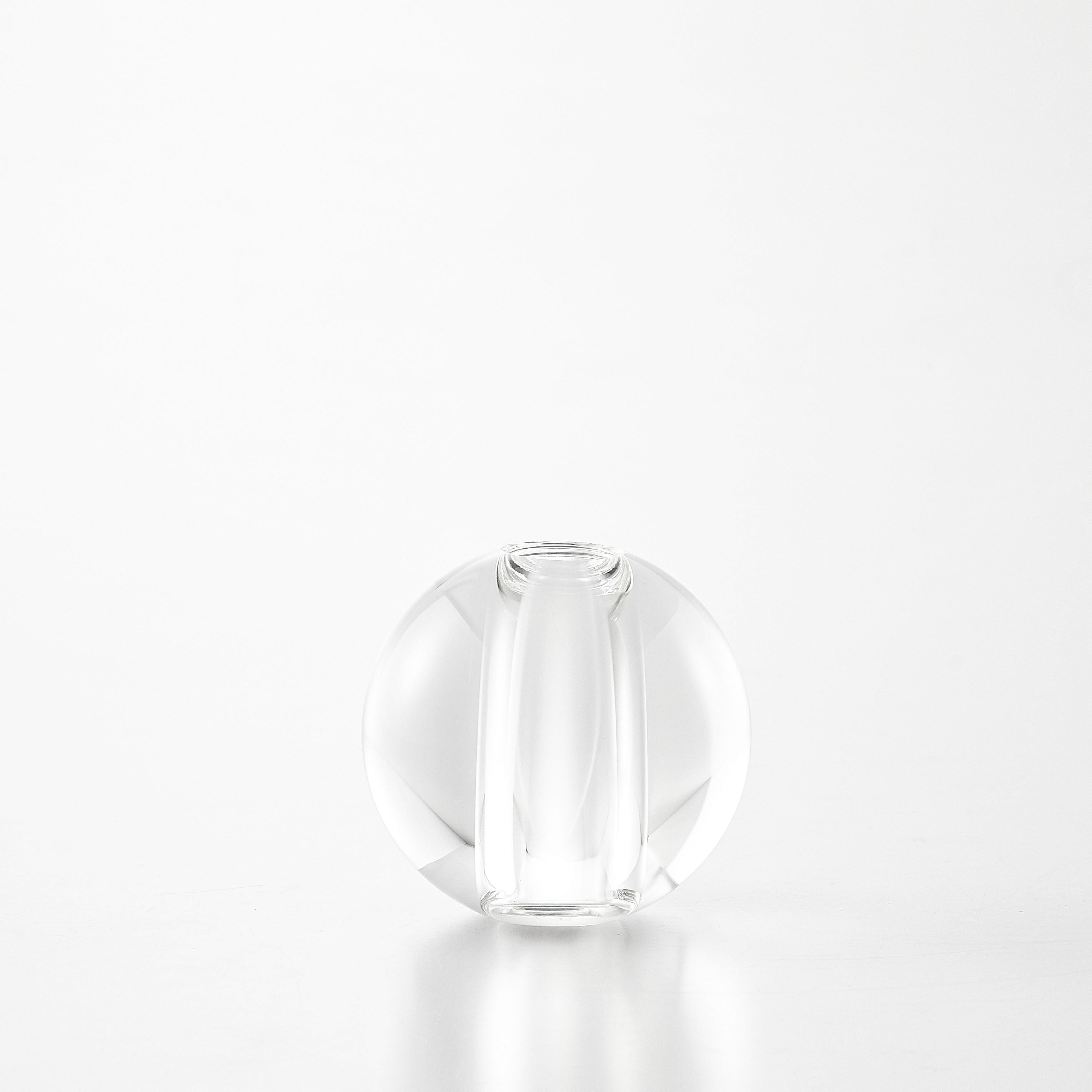 特別な日のプレゼントにもおすすめ!高級感のある丸いクリスタルガラスの一輪挿し【nuova - ノーヴァ】