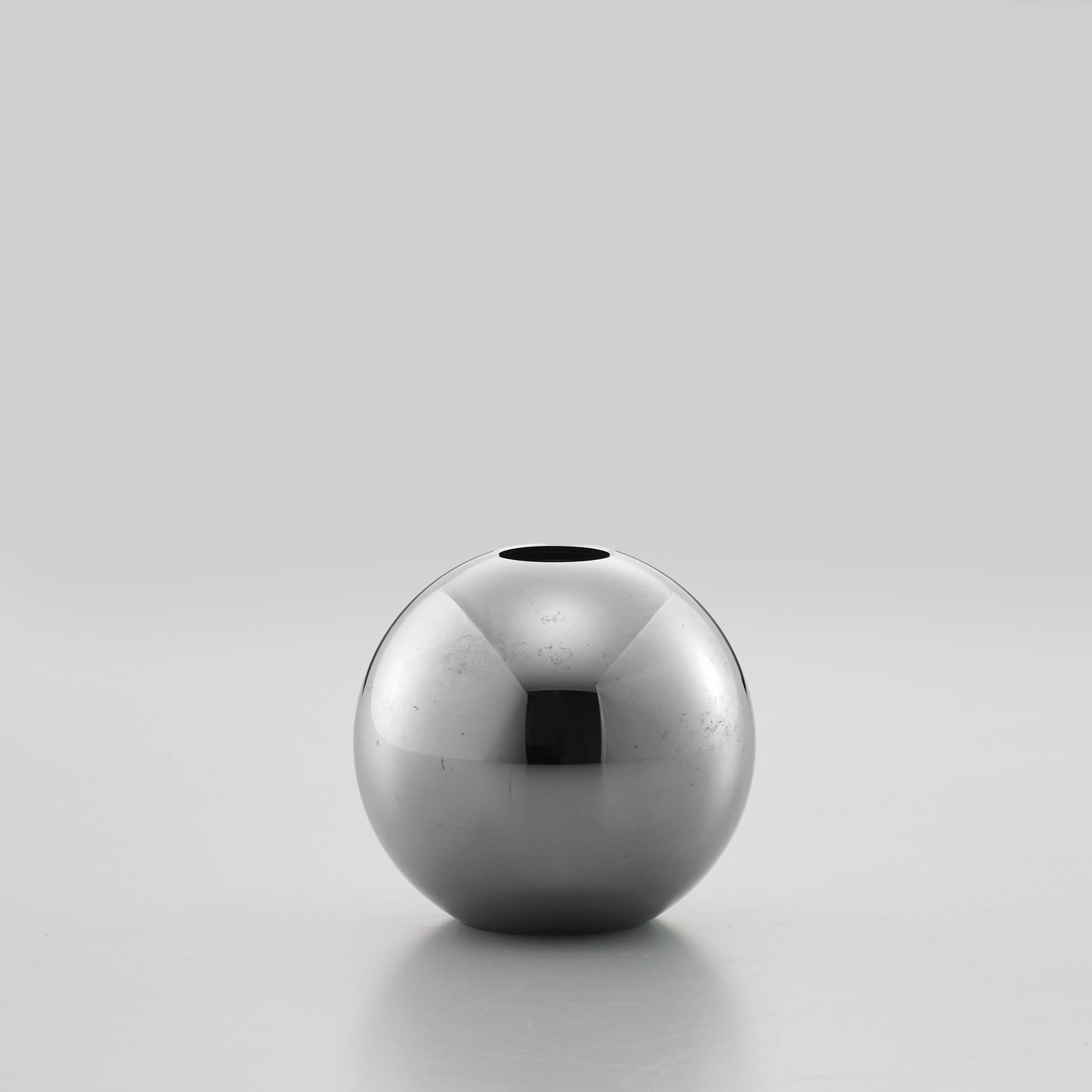 特別な日のプレゼントにもおすすめ!高級感のある丸いクリスタルガラスの一輪挿し【nuova - ノーヴァ】