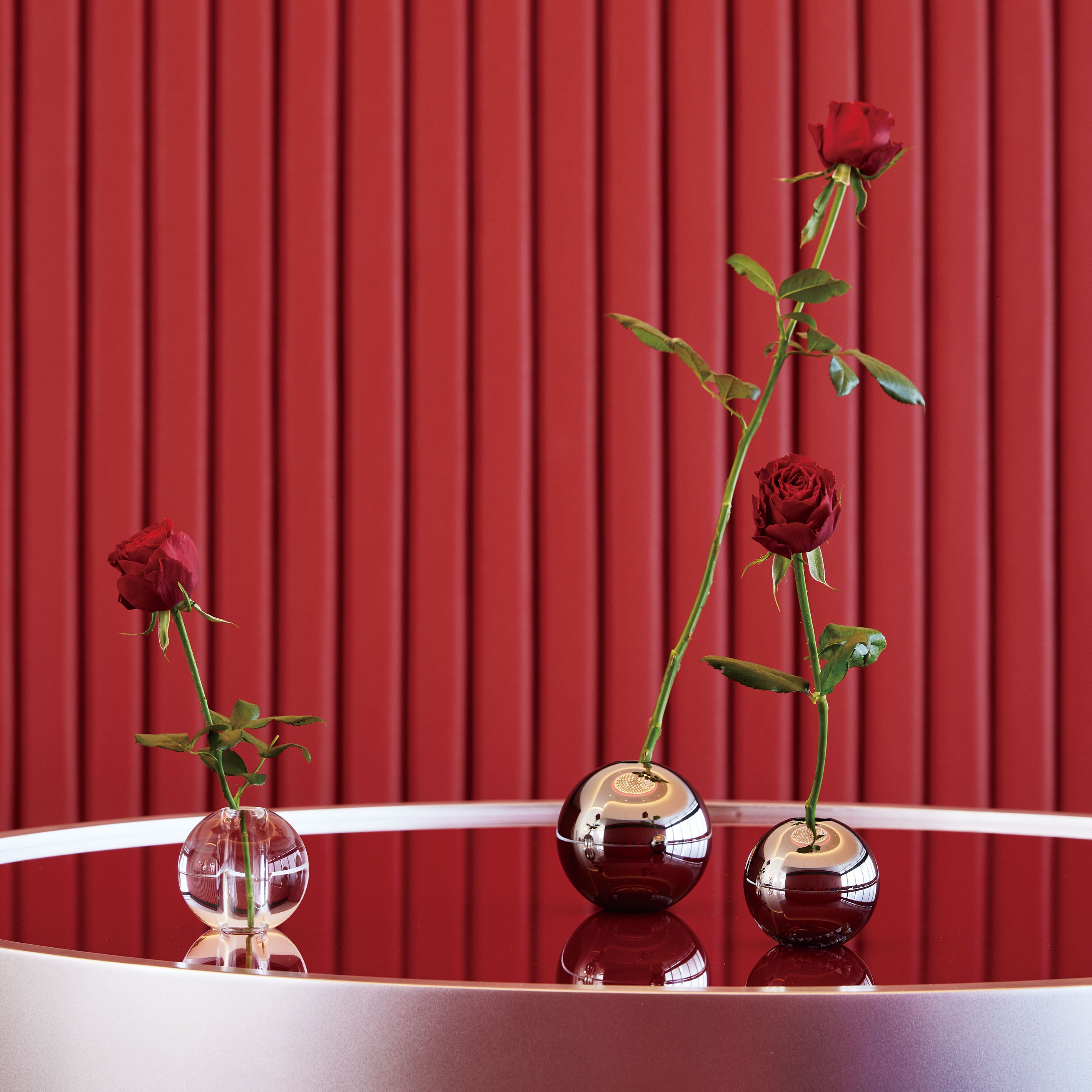 特別な日のプレゼントにもおすすめ!高級感のある丸いクリスタルガラスの一輪挿し【nuova - ノーヴァ】