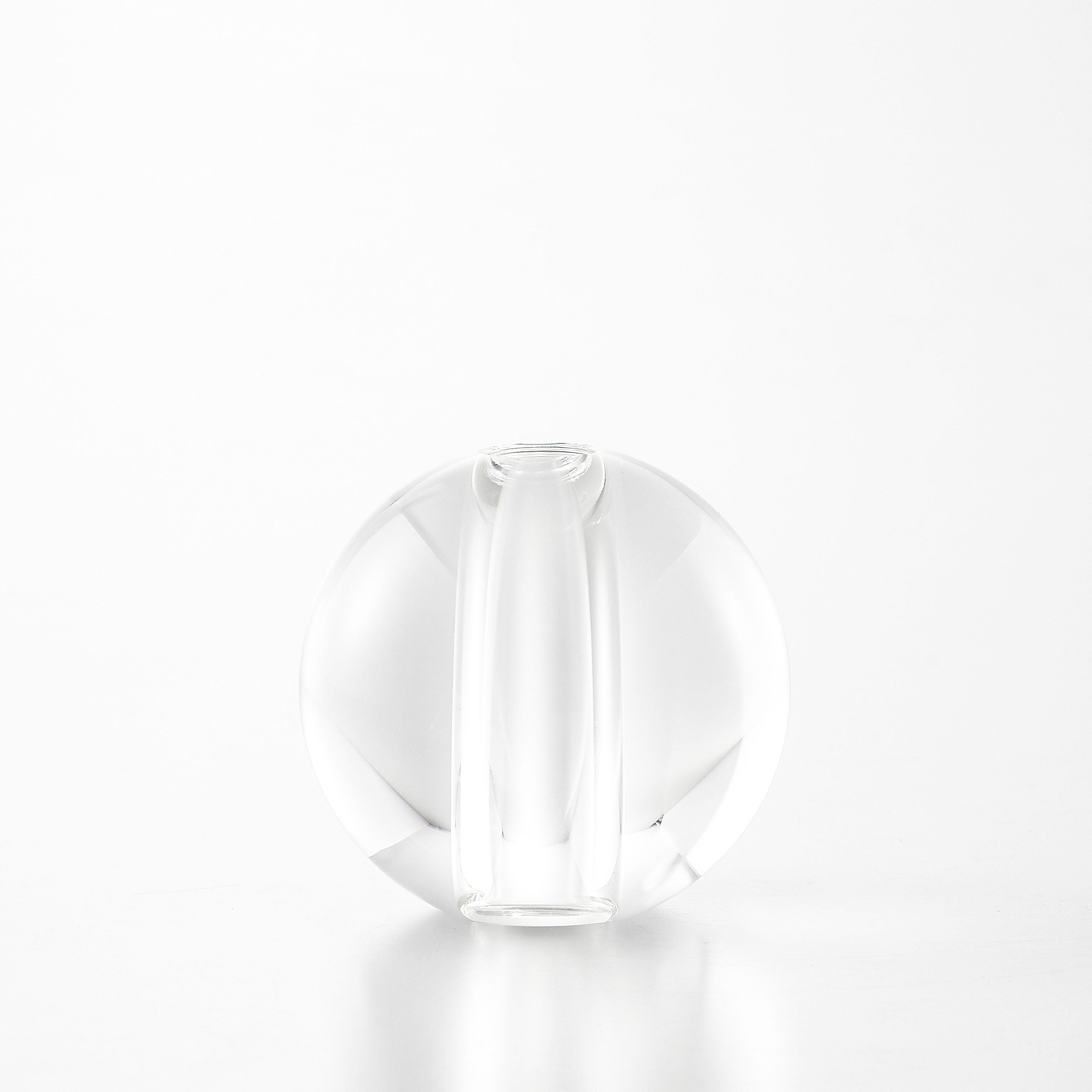 特別な日のプレゼントにもおすすめ!高級感のある丸いクリスタルガラスの一輪挿し【nuova - ノーヴァ】