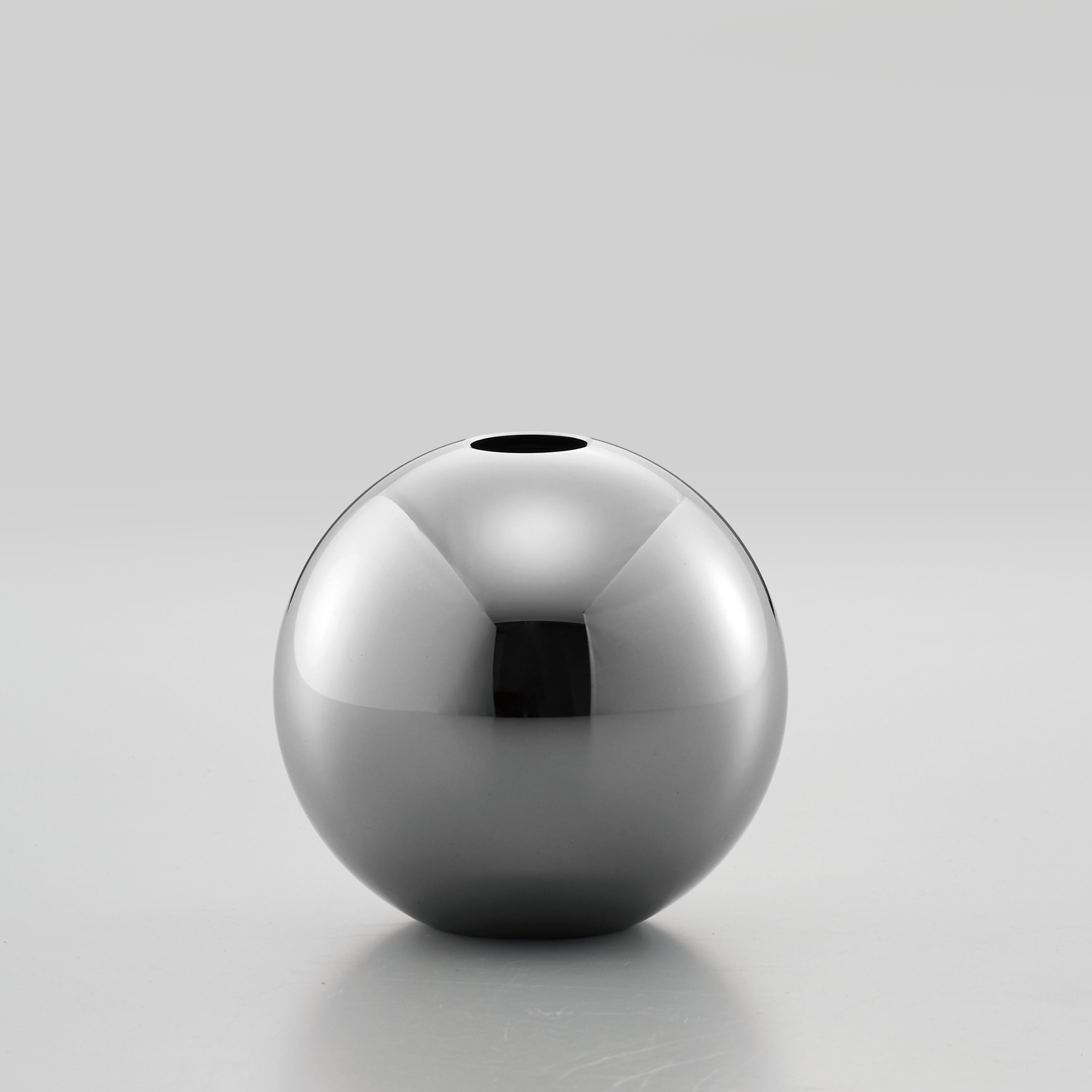 特別な日のプレゼントにもおすすめ!高級感のある丸いクリスタルガラスの一輪挿し【nuova - ノーヴァ】