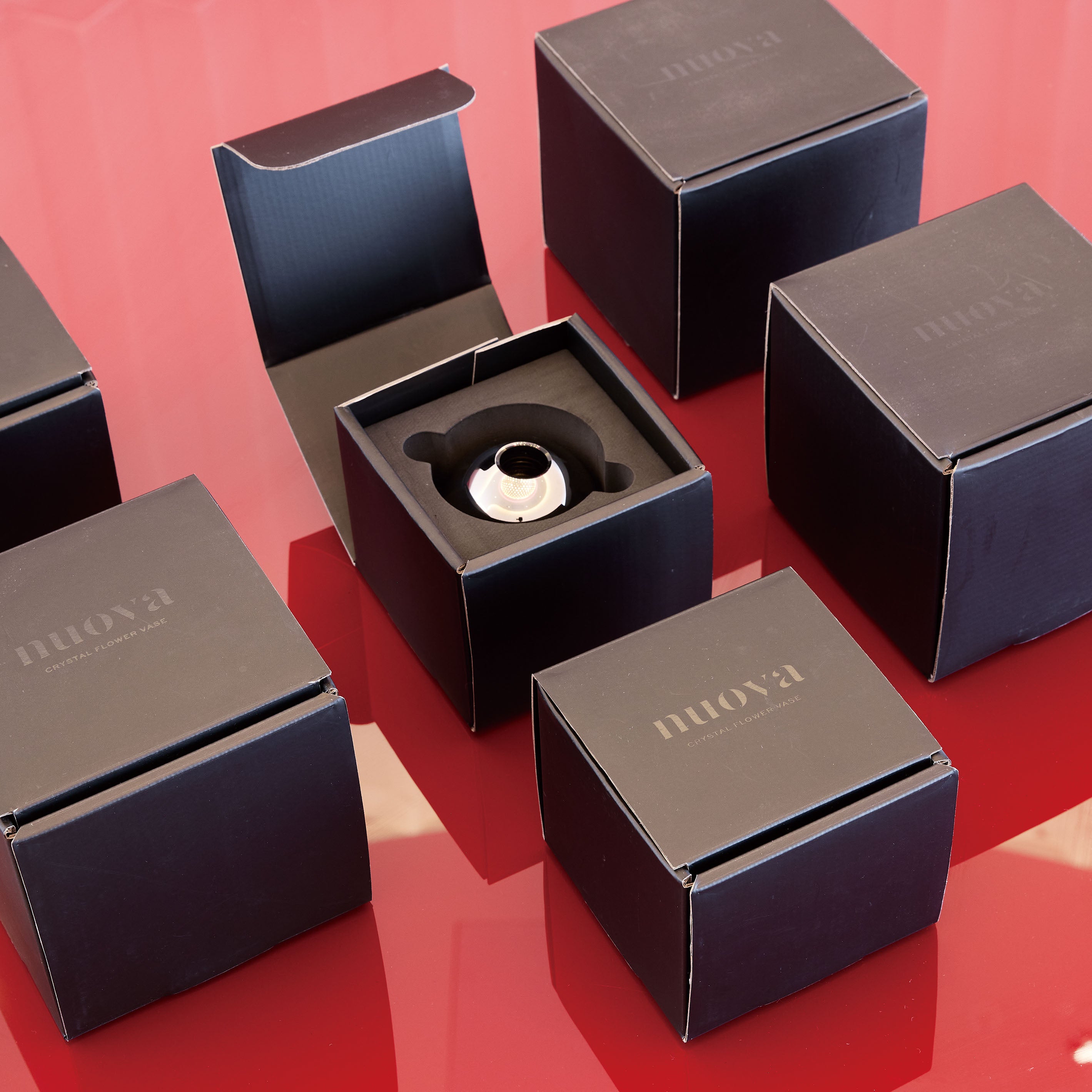 特別な日のプレゼントにもおすすめ!高級感のある丸いクリスタルガラスの一輪挿し【nuova - ノーヴァ】