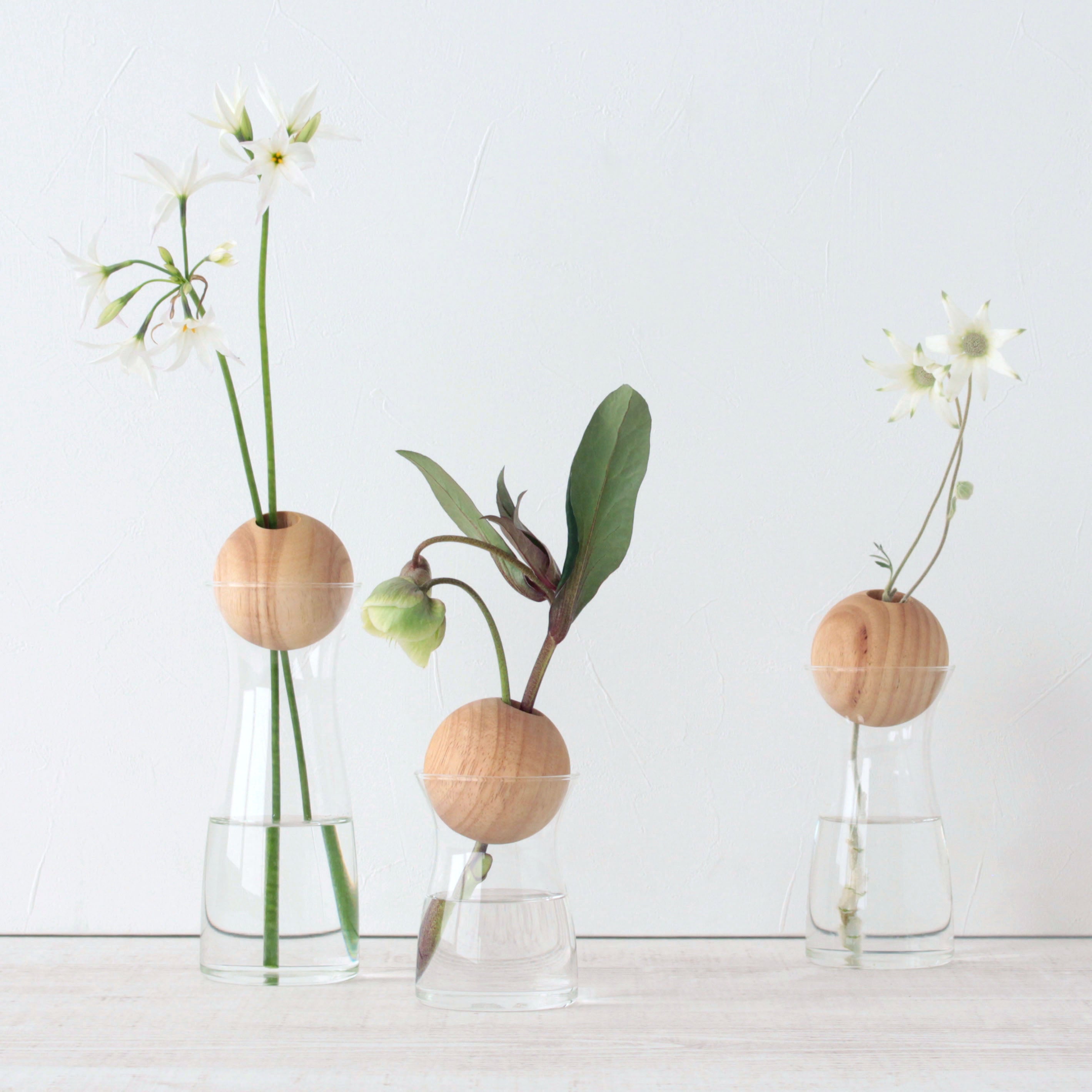 木のボールとガラスの組み合わせが遊び心をくすぐる一輪挿し【 visco - ビスコ 】