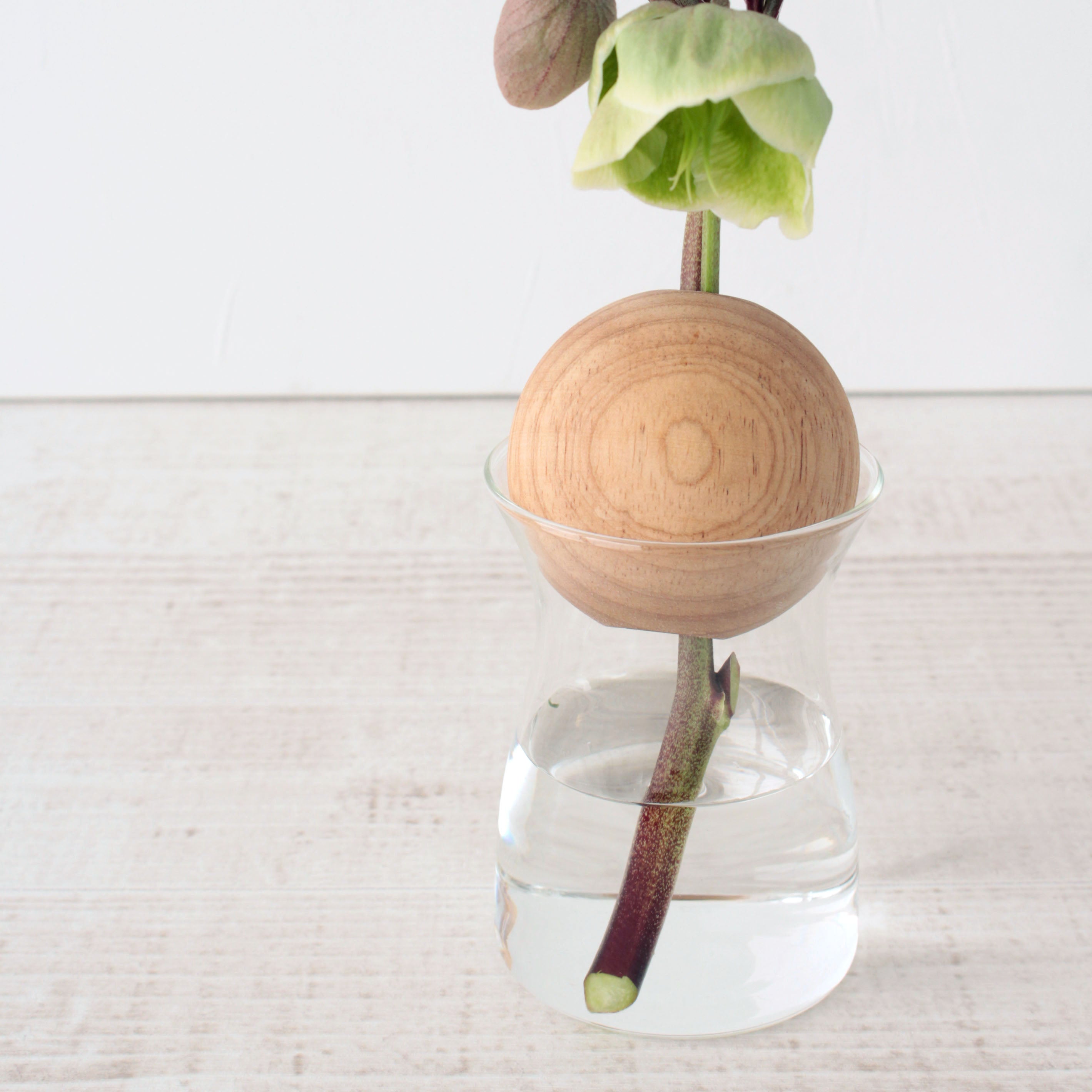 木のボールとガラスの組み合わせが遊び心をくすぐる一輪挿し【 visco - ビスコ 】