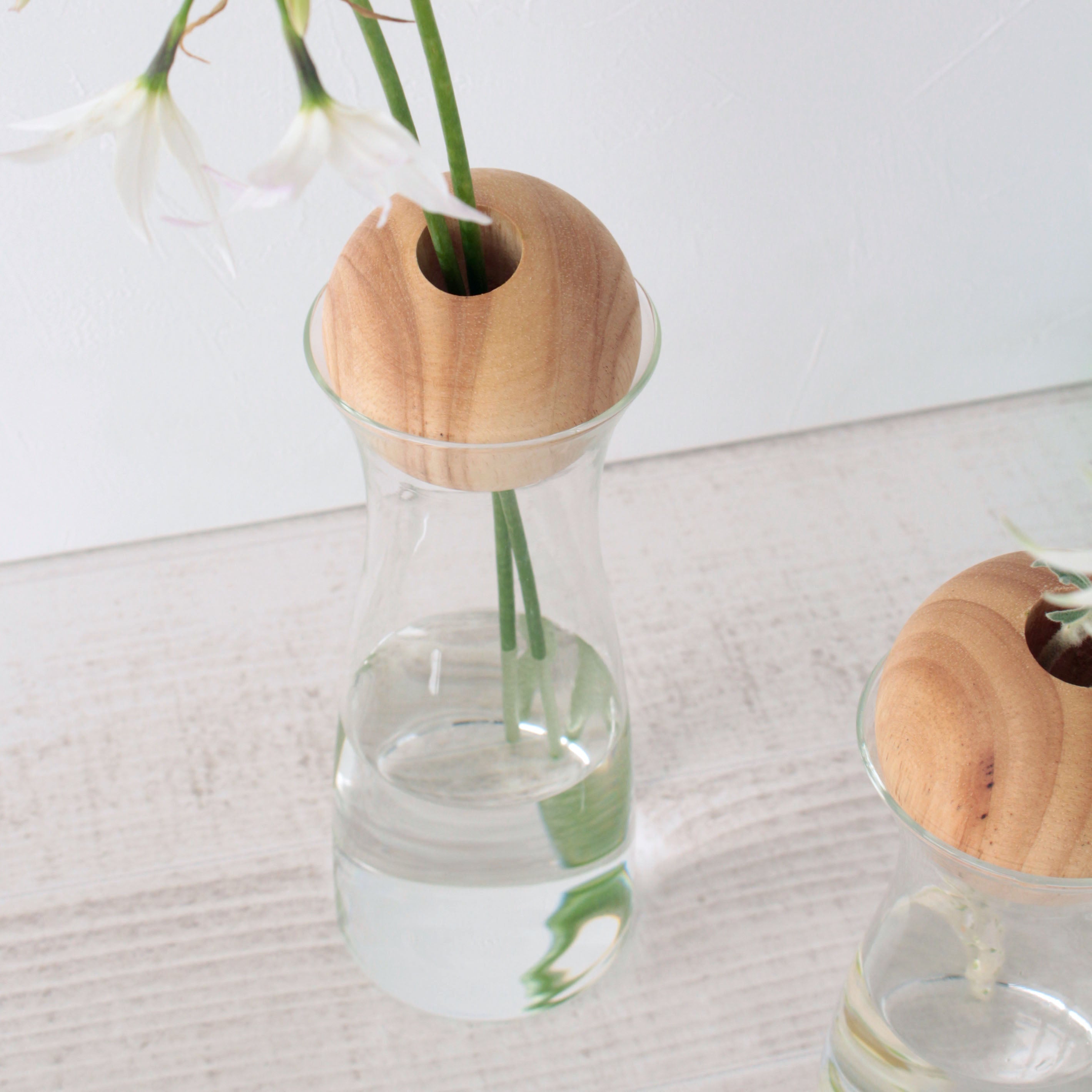 木のボールとガラスの組み合わせが遊び心をくすぐる一輪挿し【 visco - ビスコ 】