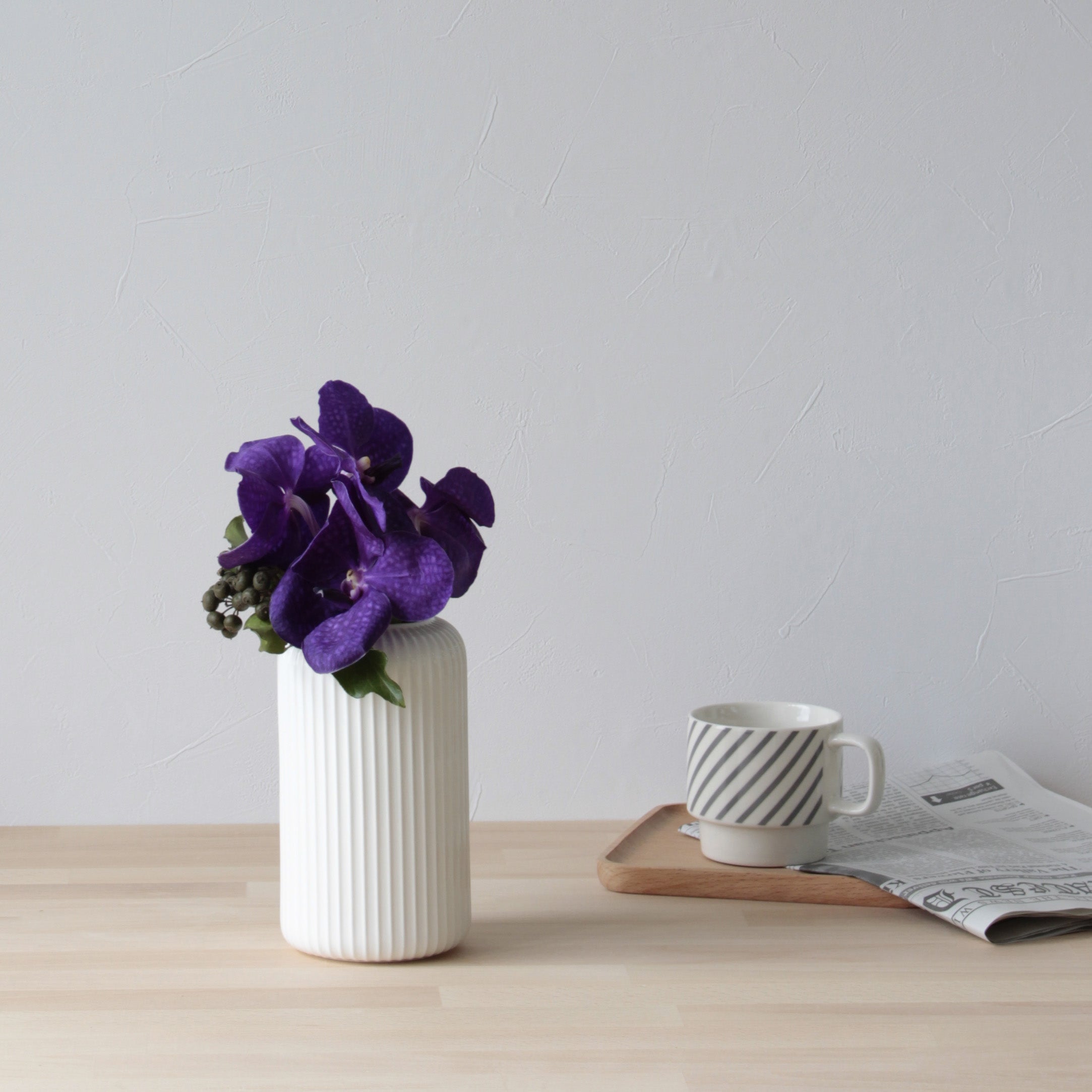 縦のラインが際立つシンプルな白い花瓶【Calm - カルム】