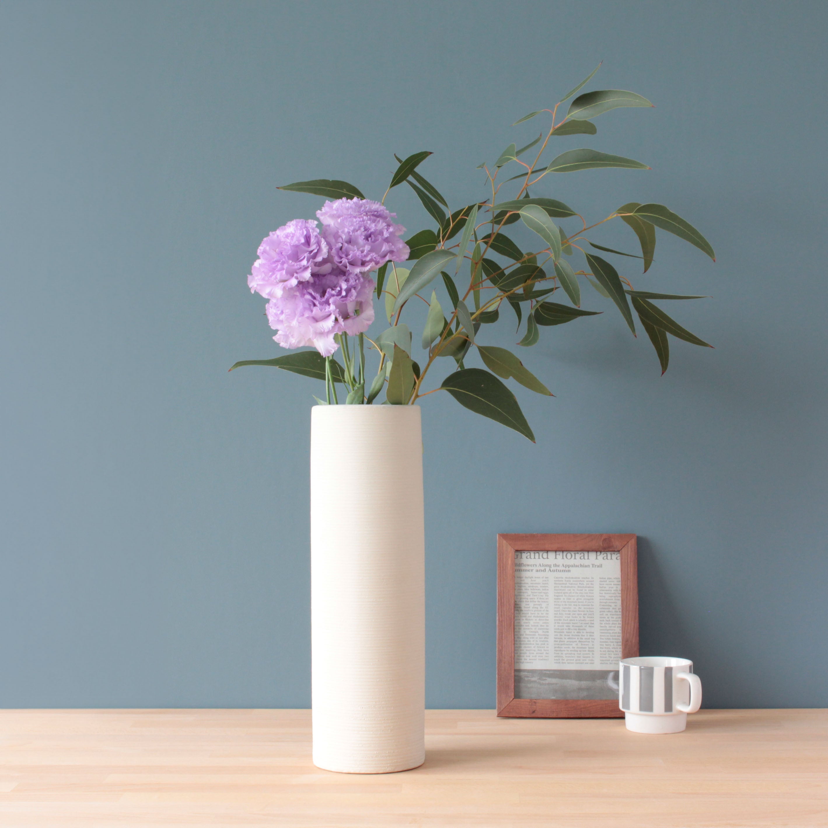 アースカラーで植物を引き立てるシンプルな円柱型の花瓶【Earthen ware - アーセンウェア】