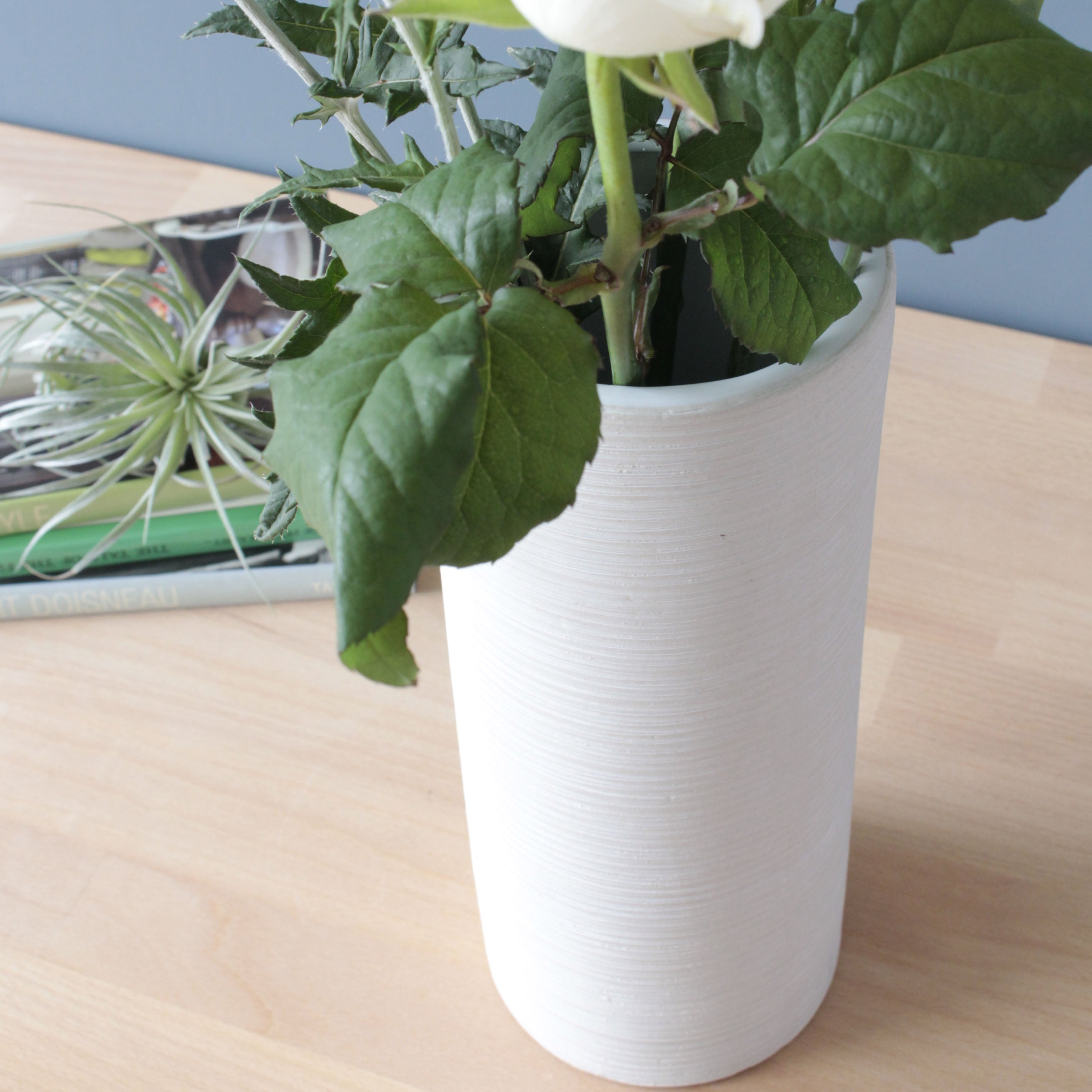 アースカラーで植物を引き立てるシンプルな円柱型の花瓶【Earthen ware - アーセンウェア】