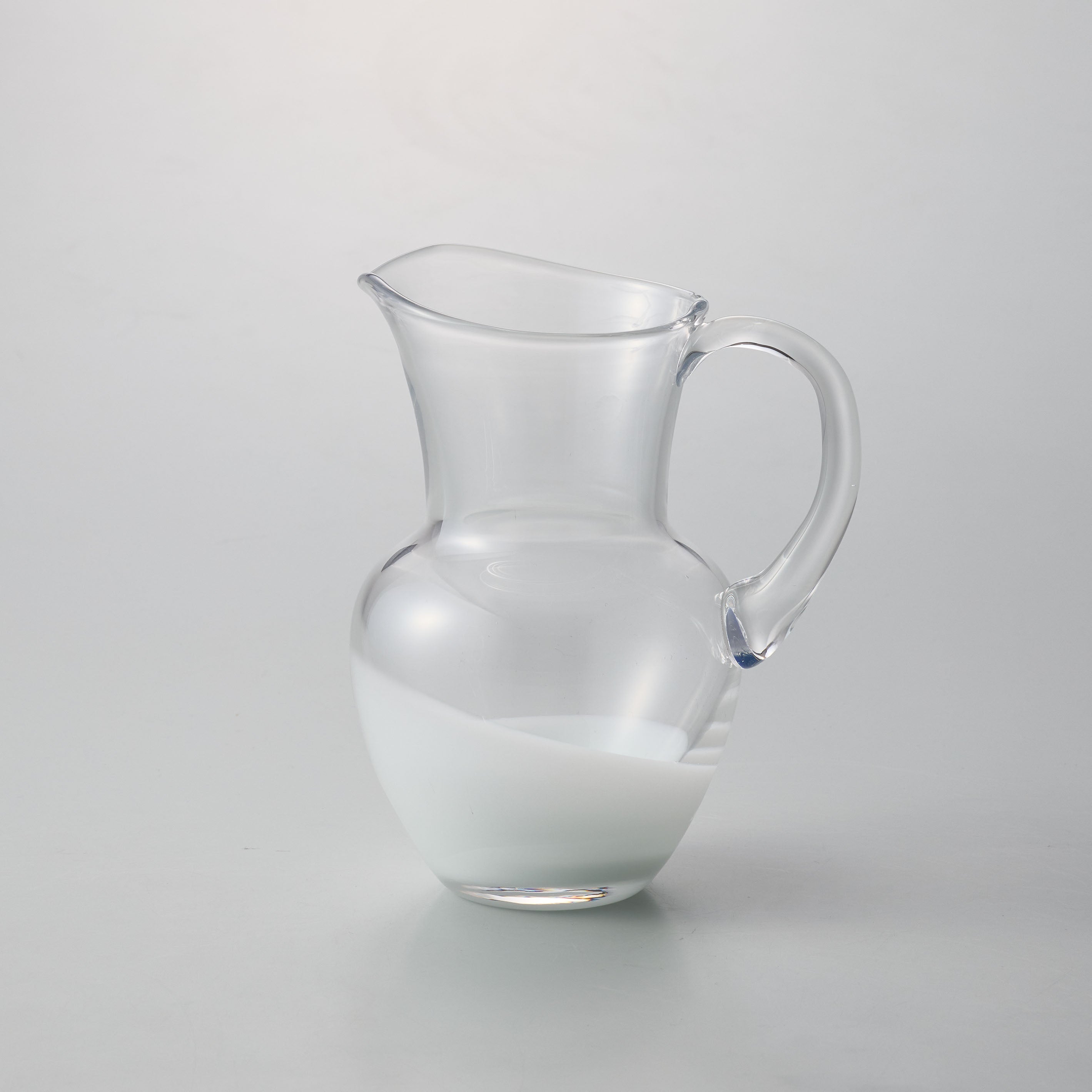 普段使いにおすすめ！ピッチャー型のガラスの花瓶【 Eaubelle - オーベル】