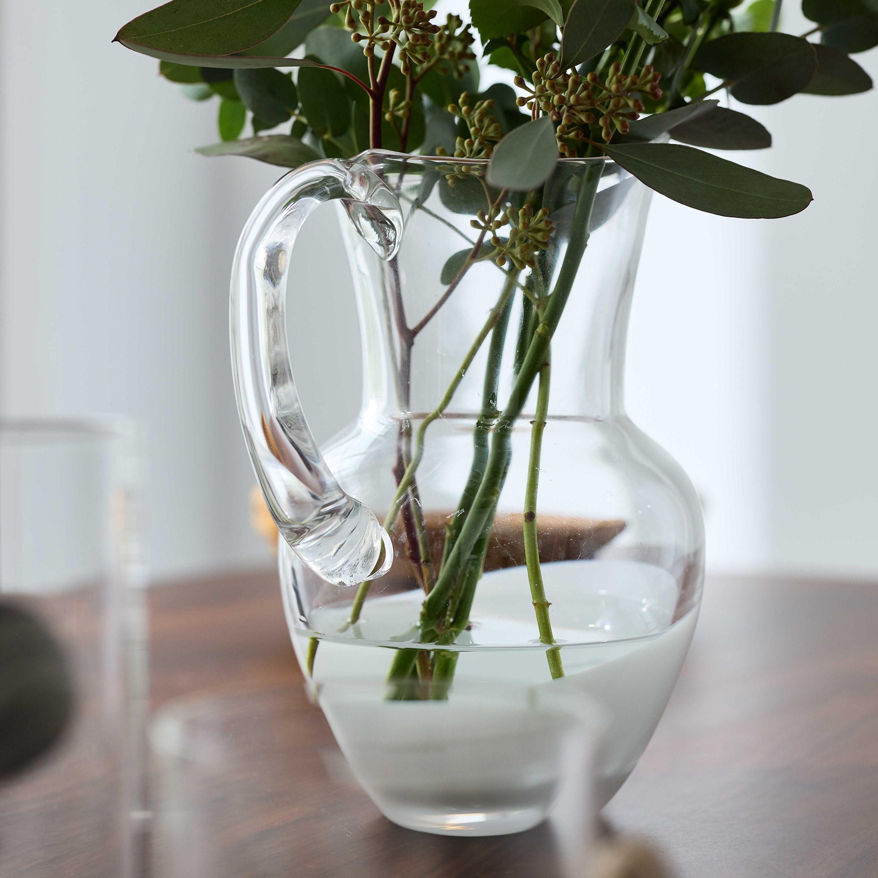 普段使いにおすすめ！ピッチャー型のガラスの花瓶【 Eaubelle - オーベル】