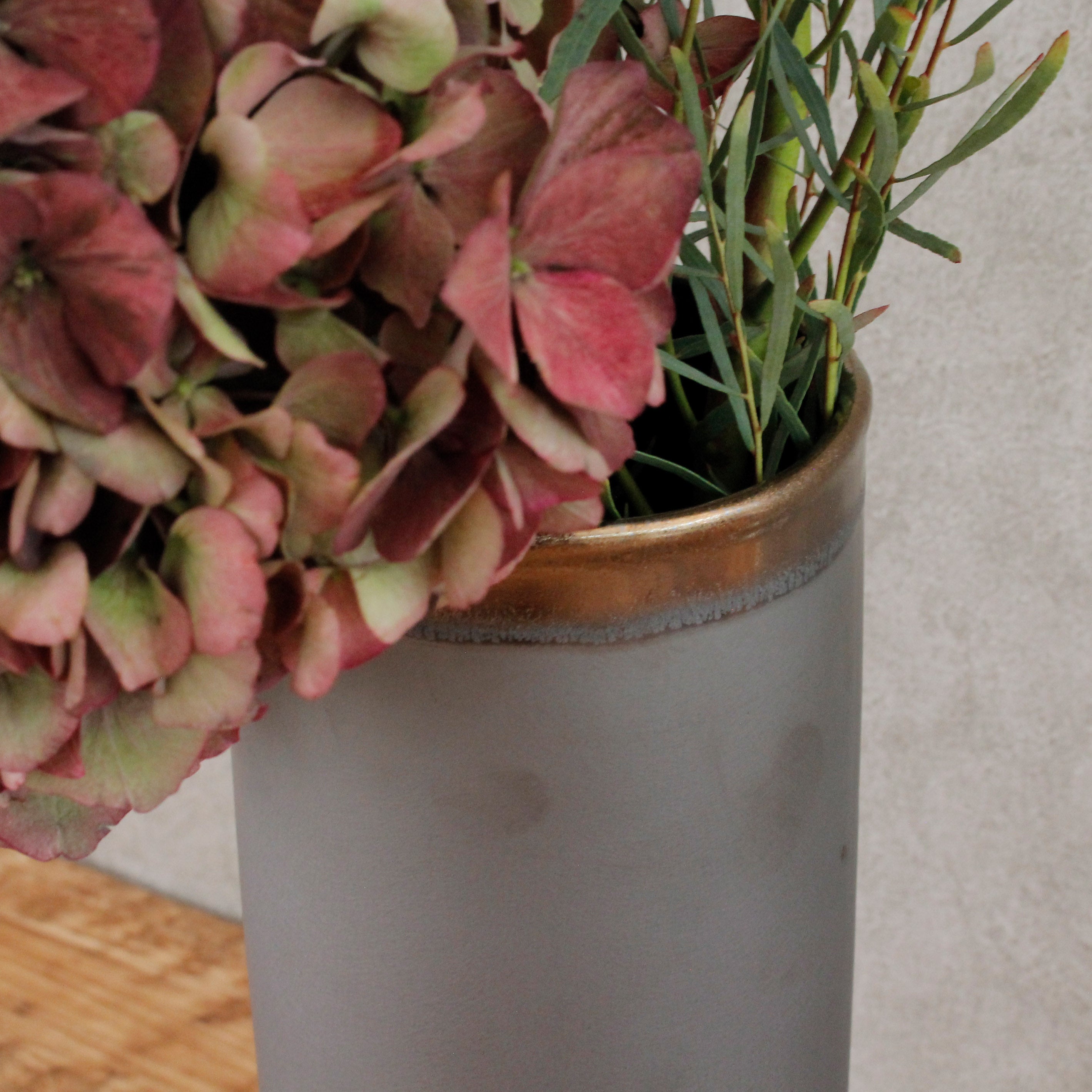 枝ものをシンプルに飾れるメタリックな花瓶【Lava - ラーヴァ】和室にもおすすめ