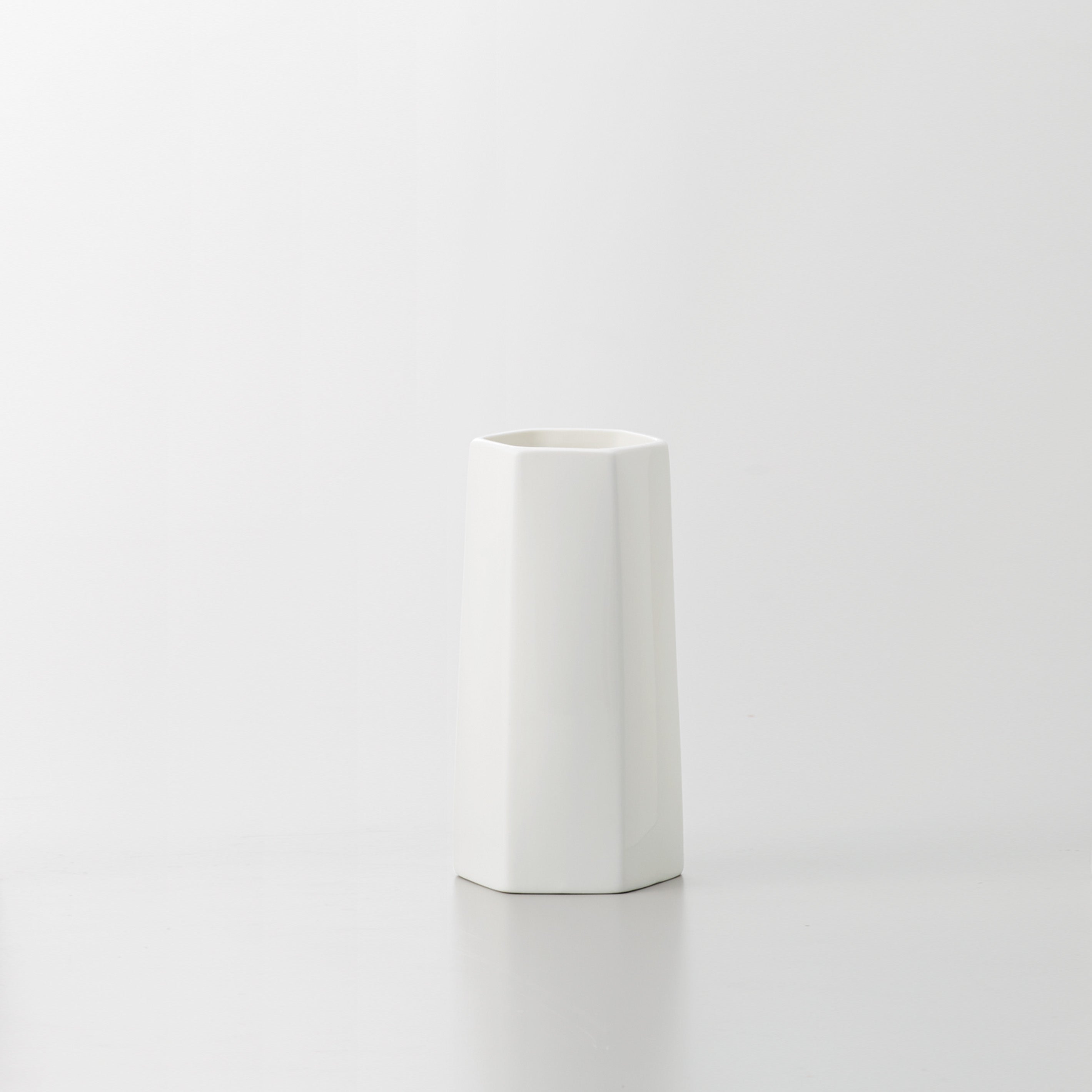 どんな花にも合わせやすい白いシンプルな花瓶【The VASE type D - ザ ベース】