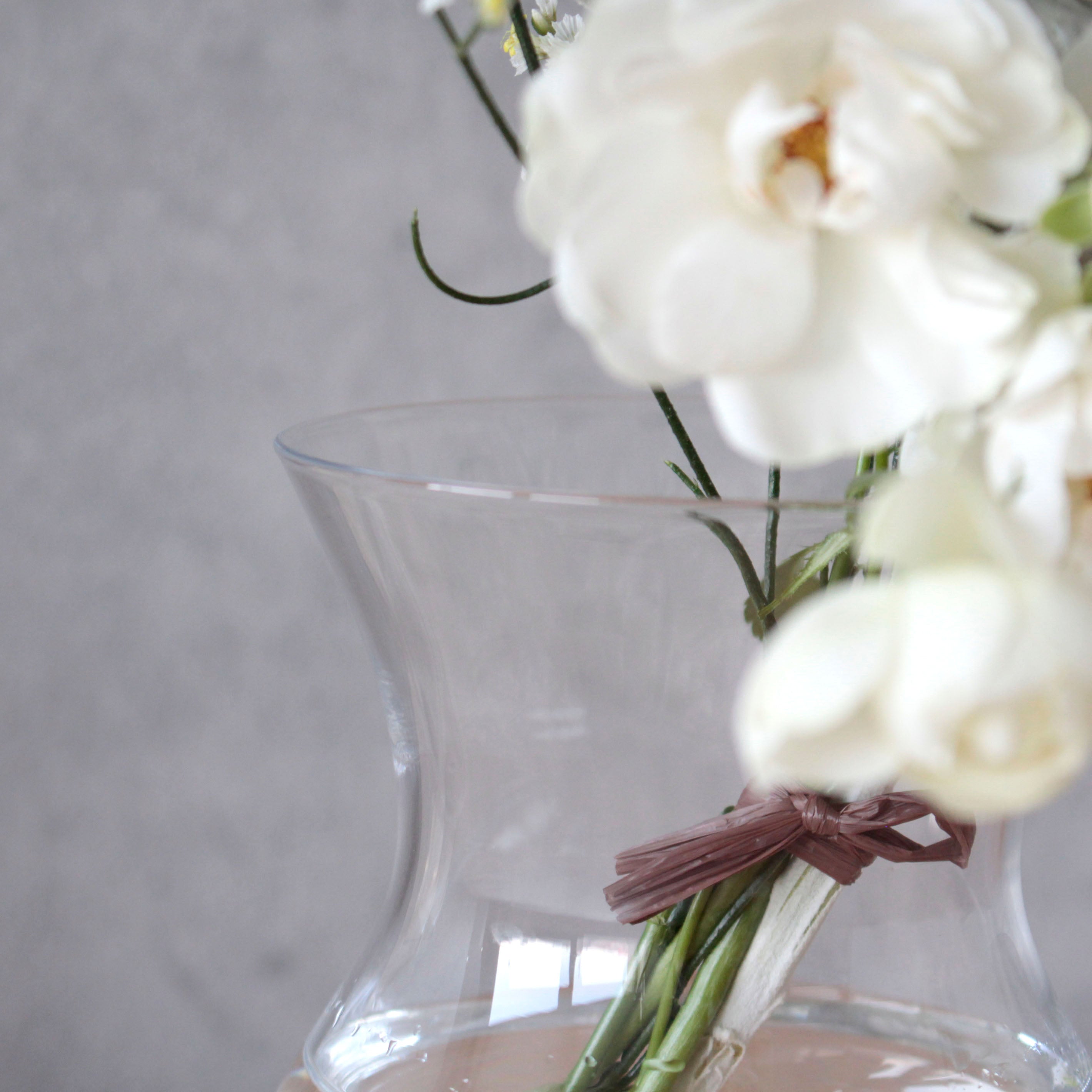 花を飾るのが特別なひとときに。クラシックなガラスの花瓶【 adrett - アドレット 】