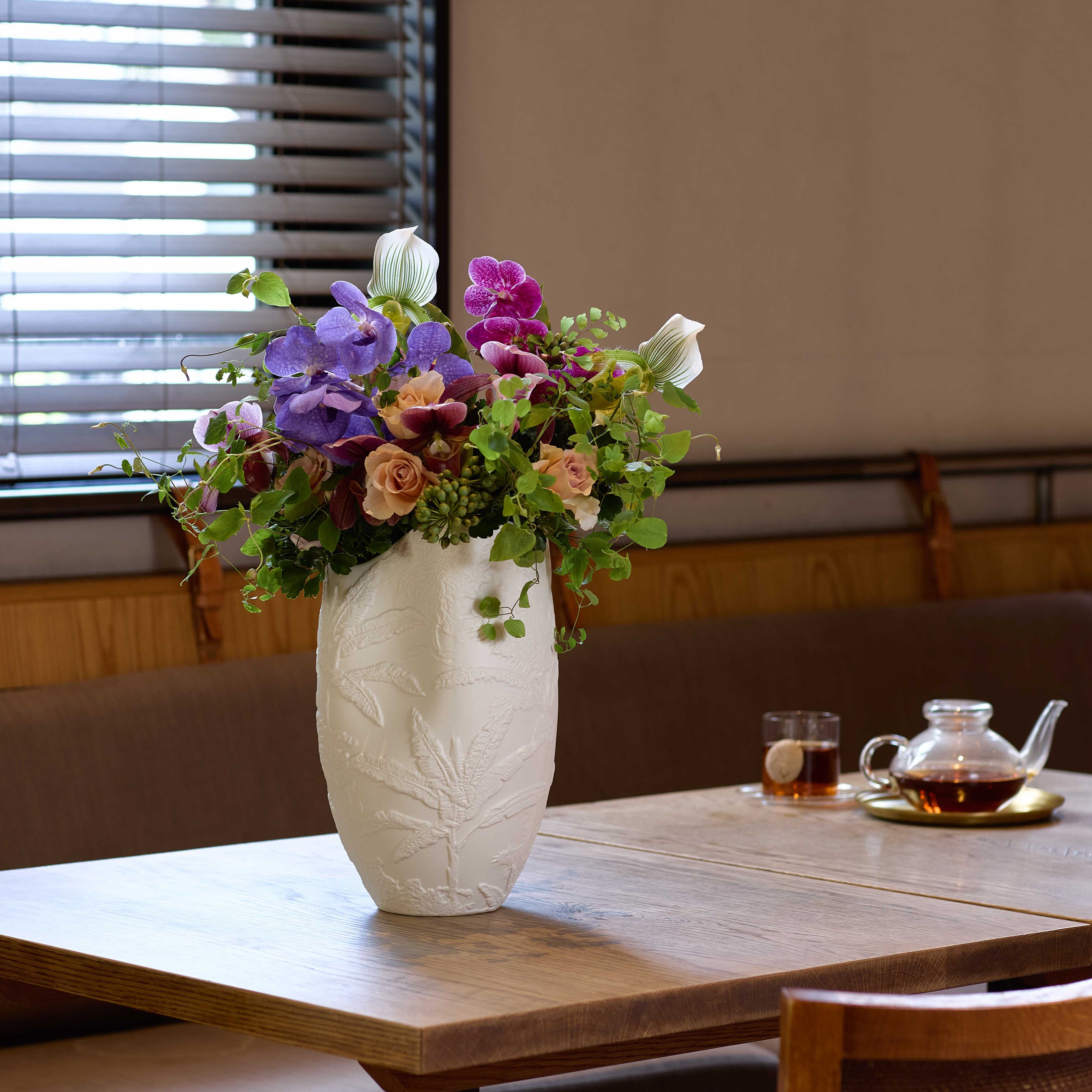 繊細なボタニカル柄が美しいマットホワイトのフラワーベース【 l'herbe - ル エルベ 】