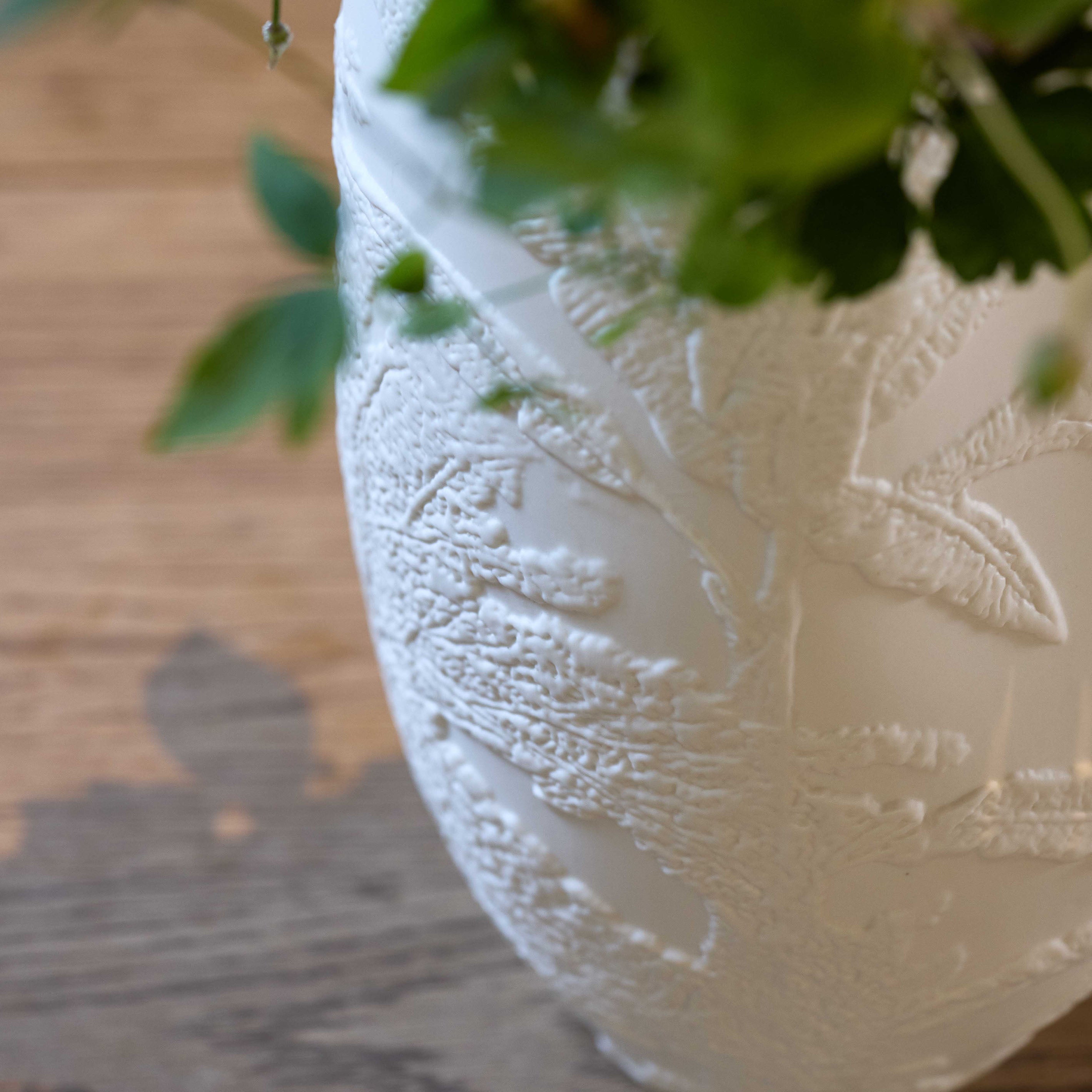 繊細なボタニカル柄が美しいマットホワイトのフラワーベース【 l'herbe - ル エルベ 】