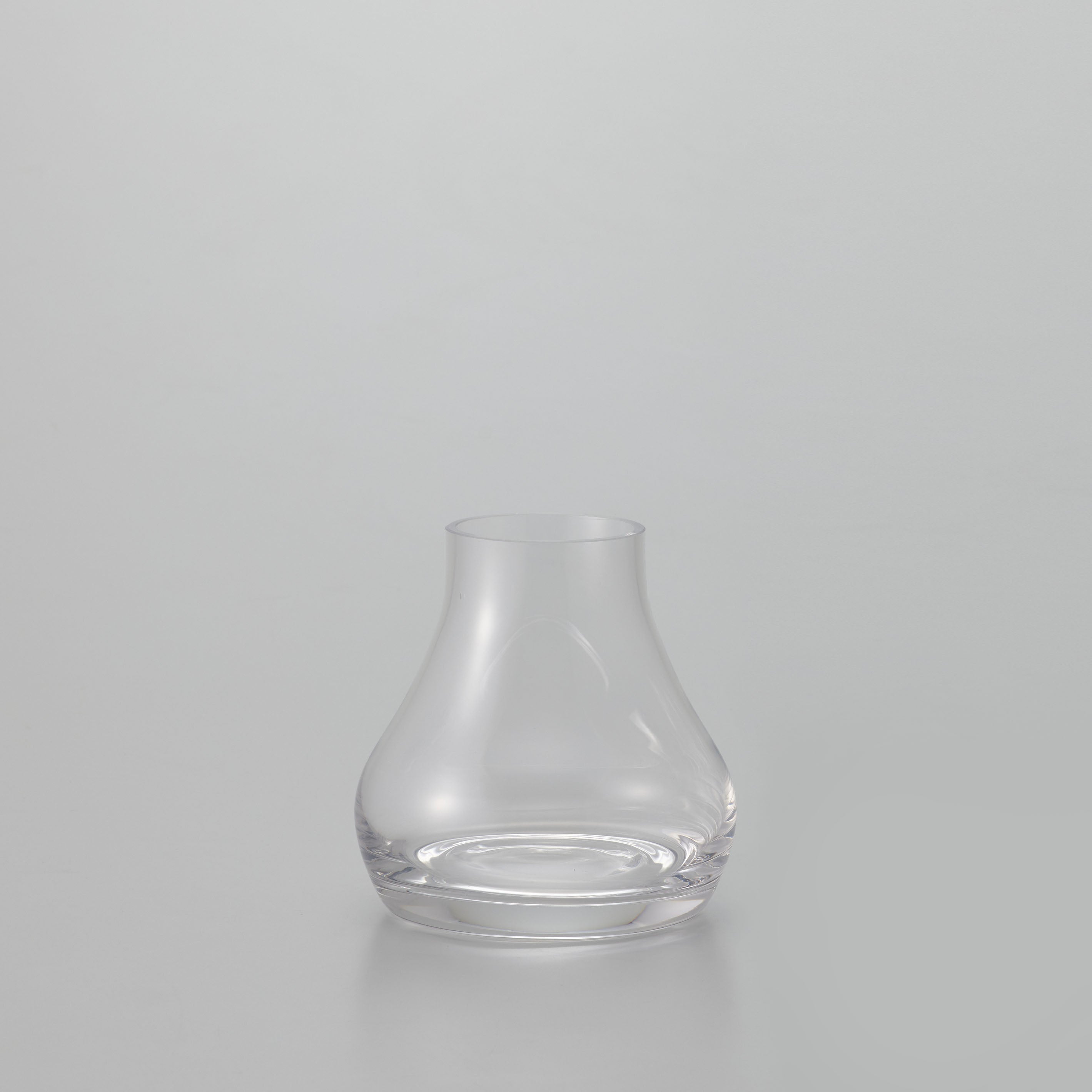 シンプルで機能的な、透明・茶色のグラデーションカラーが魅力のガラスの花瓶【mazzo - マッツォ】