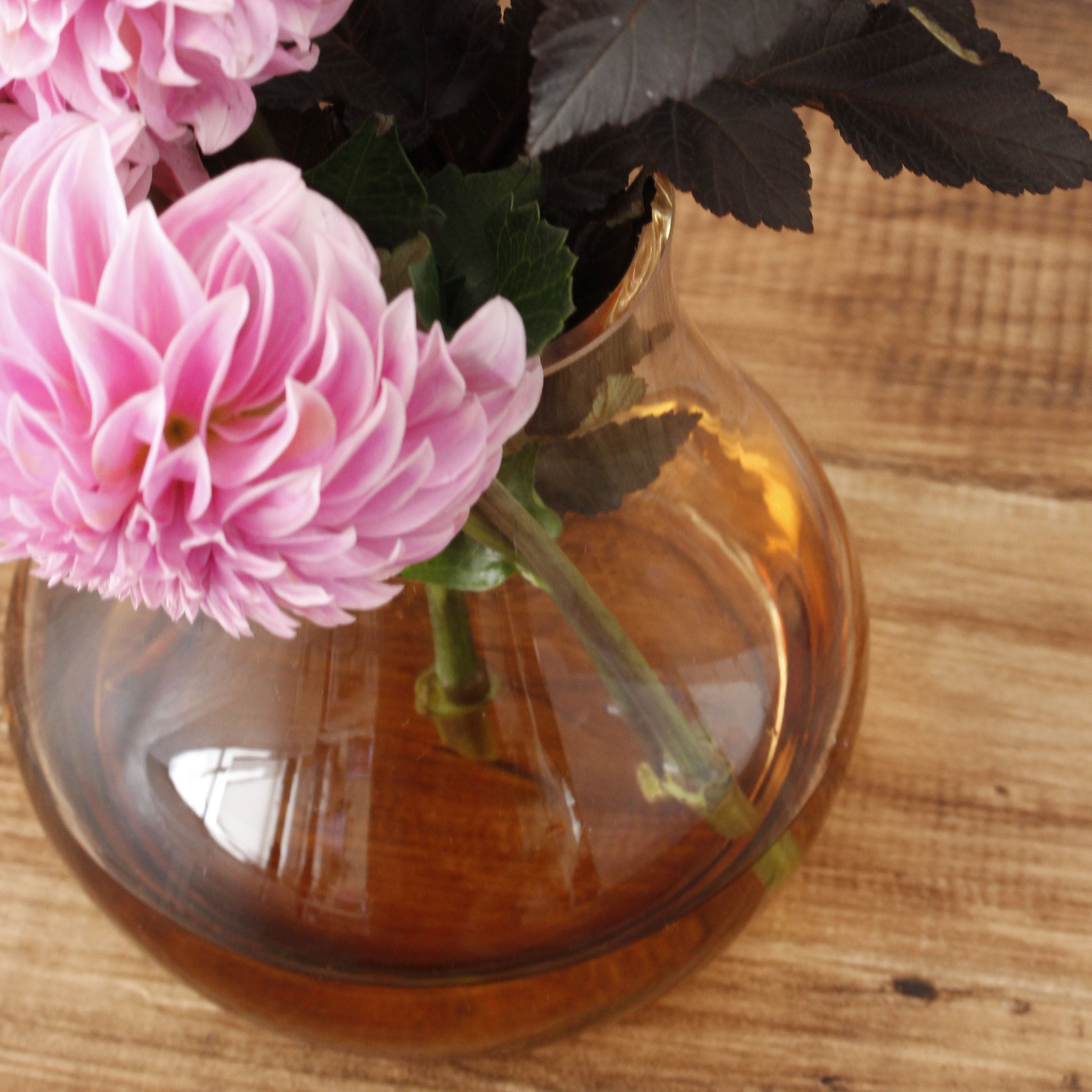 シンプルで機能的な、透明・茶色のグラデーションカラーが魅力のガラスの花瓶【mazzo - マッツォ】