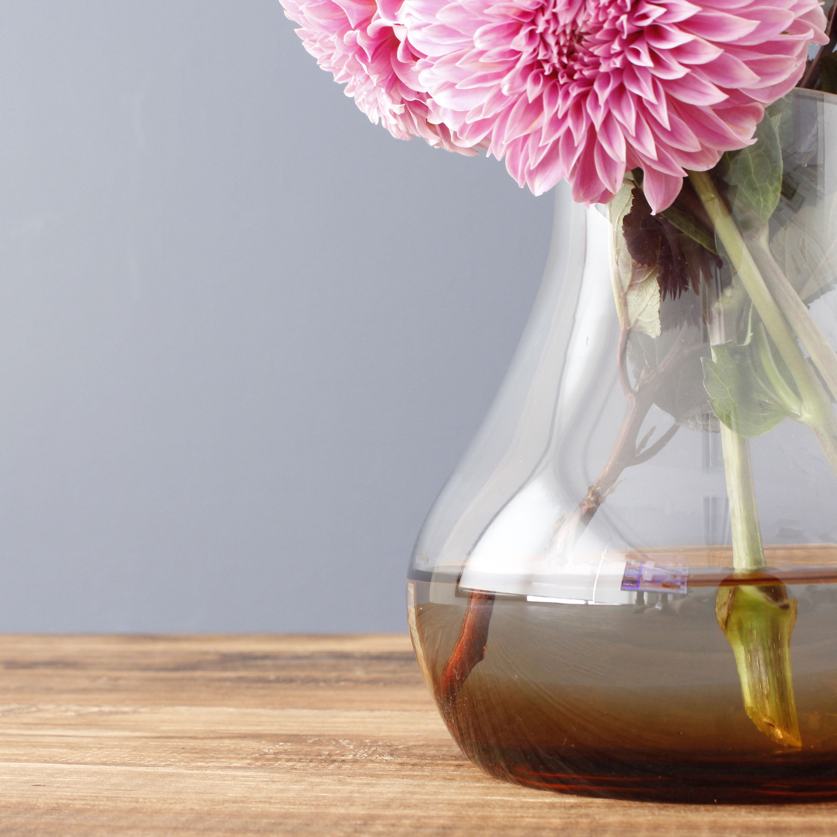 シンプルで機能的な、透明・茶色のグラデーションカラーが魅力のガラスの花瓶【