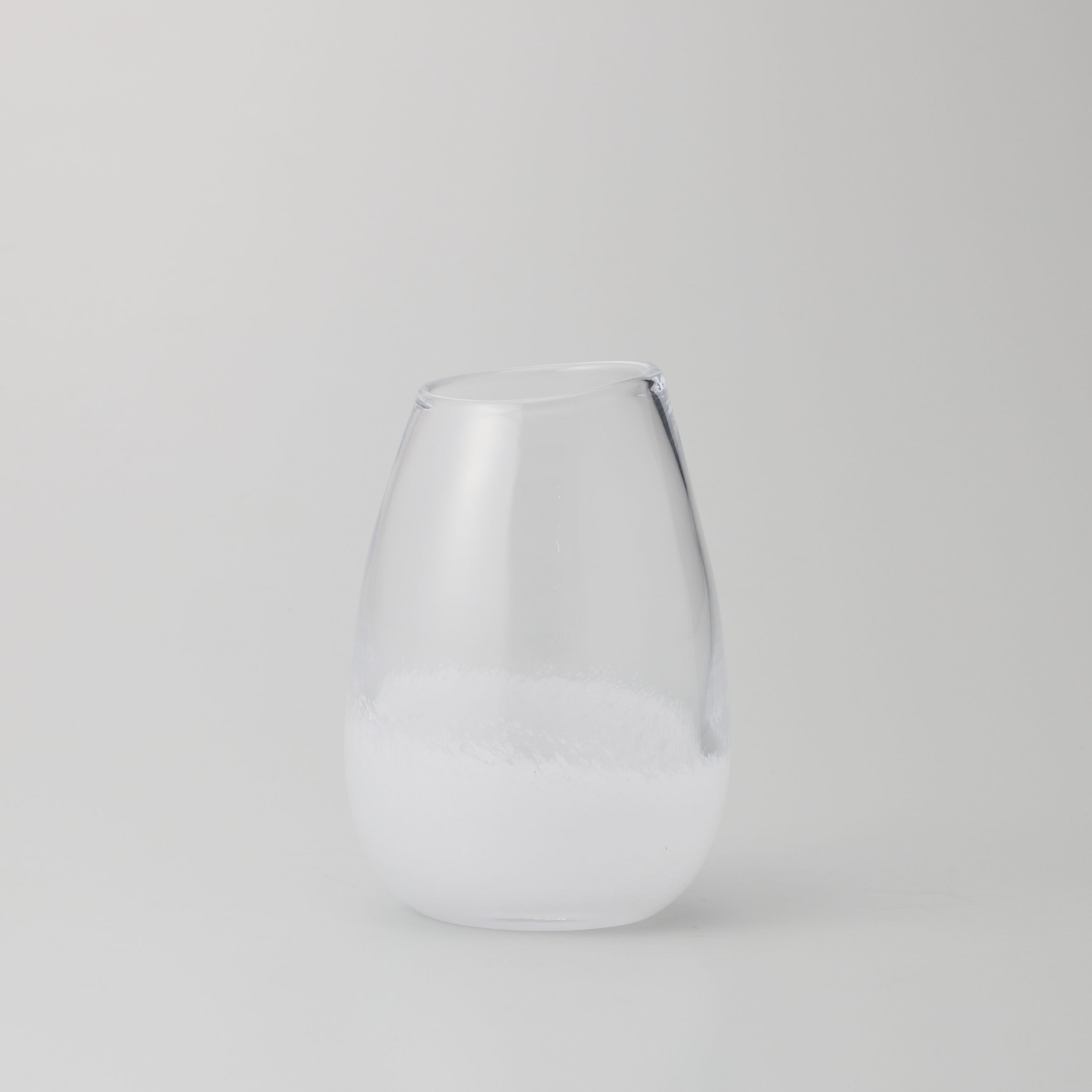 ぽってりとした丸いカタチと、ニュアンスカラーが魅力のガラスの花瓶